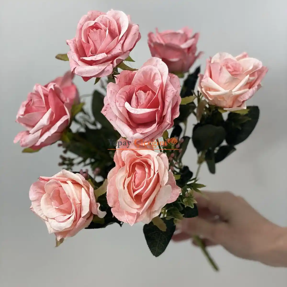 Pembe Gülün Dekorasyondaki Yeri ve Anlamı: Estetik ve Duygusal Değerler