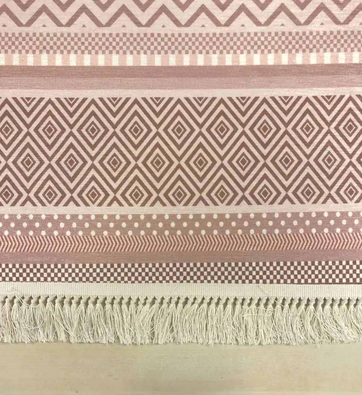 Pembe Kilim ile Dekorasyonunuza Zarif ve Sıcak Dokunuşlar Katın