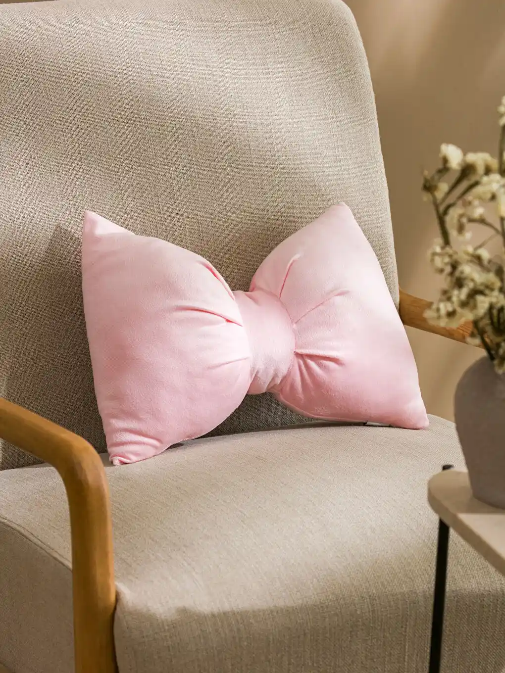 Pembe Kırlentlerle Dekorasyonda Zarafet ve Şıklık: Renk ve Doku Uyumu Rehberi