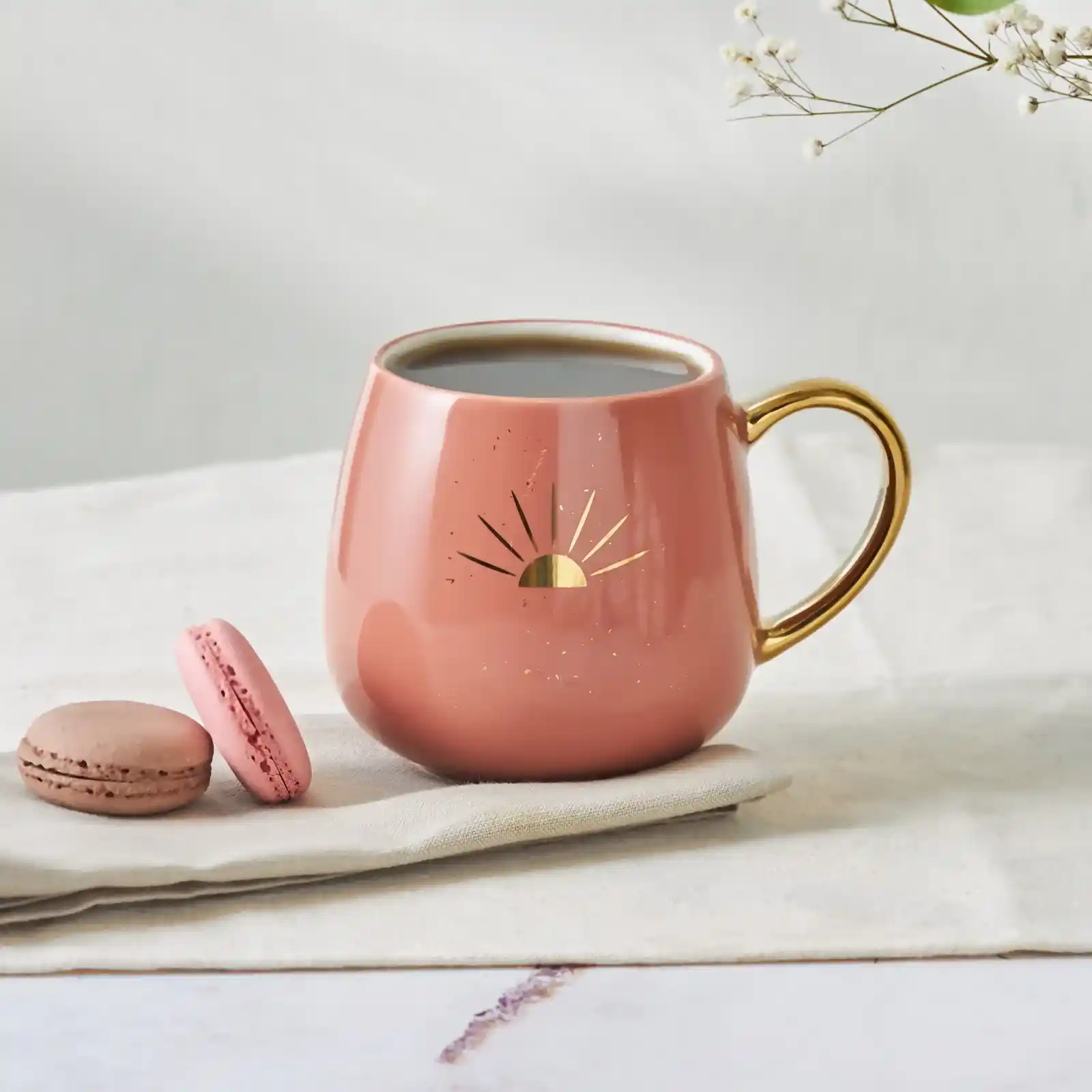 Pembe Kupa Dekorasyonda Zarafetin ve Feminenliğin Simgesi Oluyor