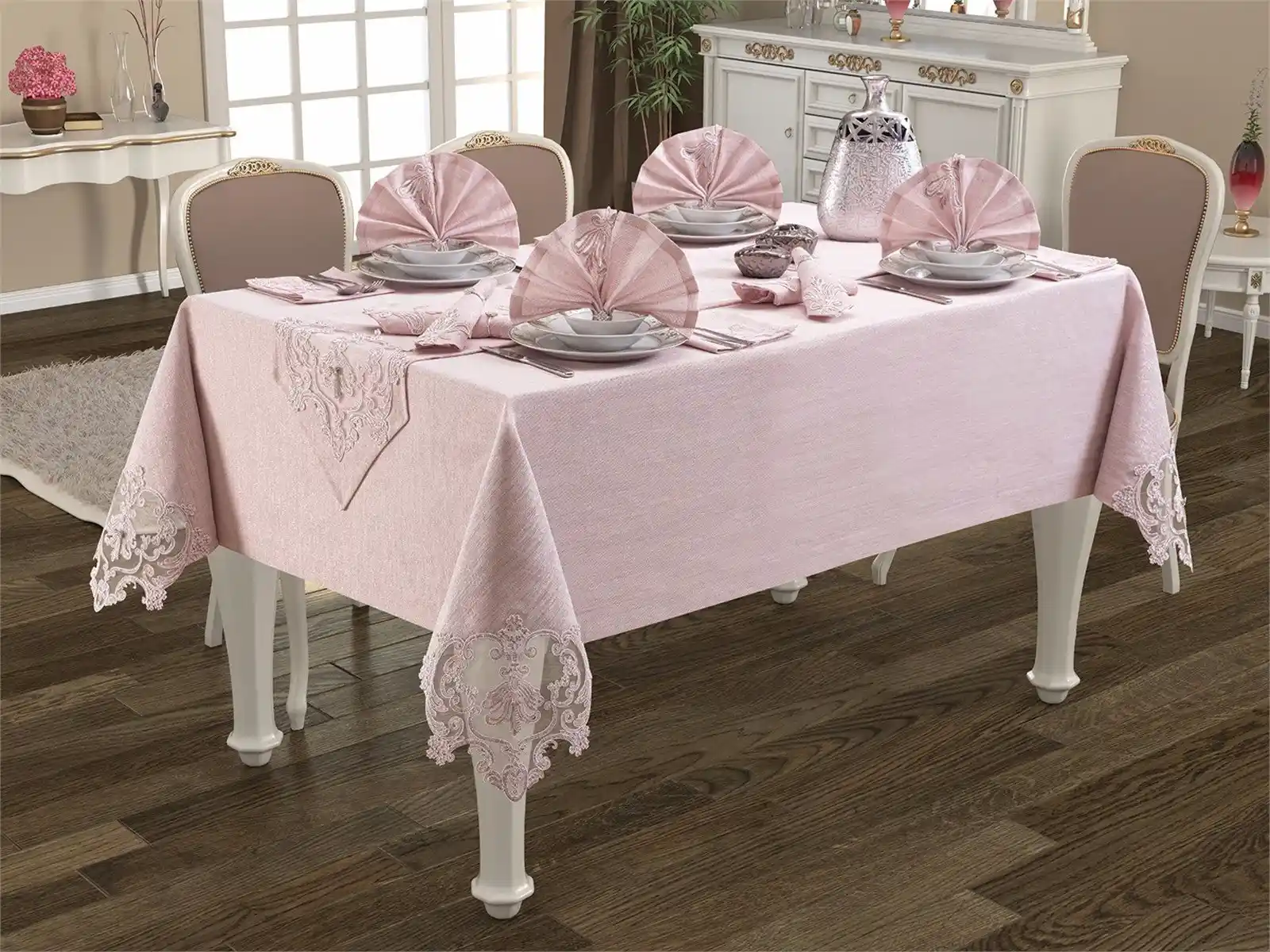 Pembe Masa Örtüsü ile Dekorasyonunuza Zarif ve Şık Bir Dokunuş Katın
