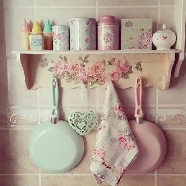 Pembe Mutfak Eşyalarıyla Şık ve Fonksiyonel Mutfak Dekorasyonu Nasıl Yapılır
