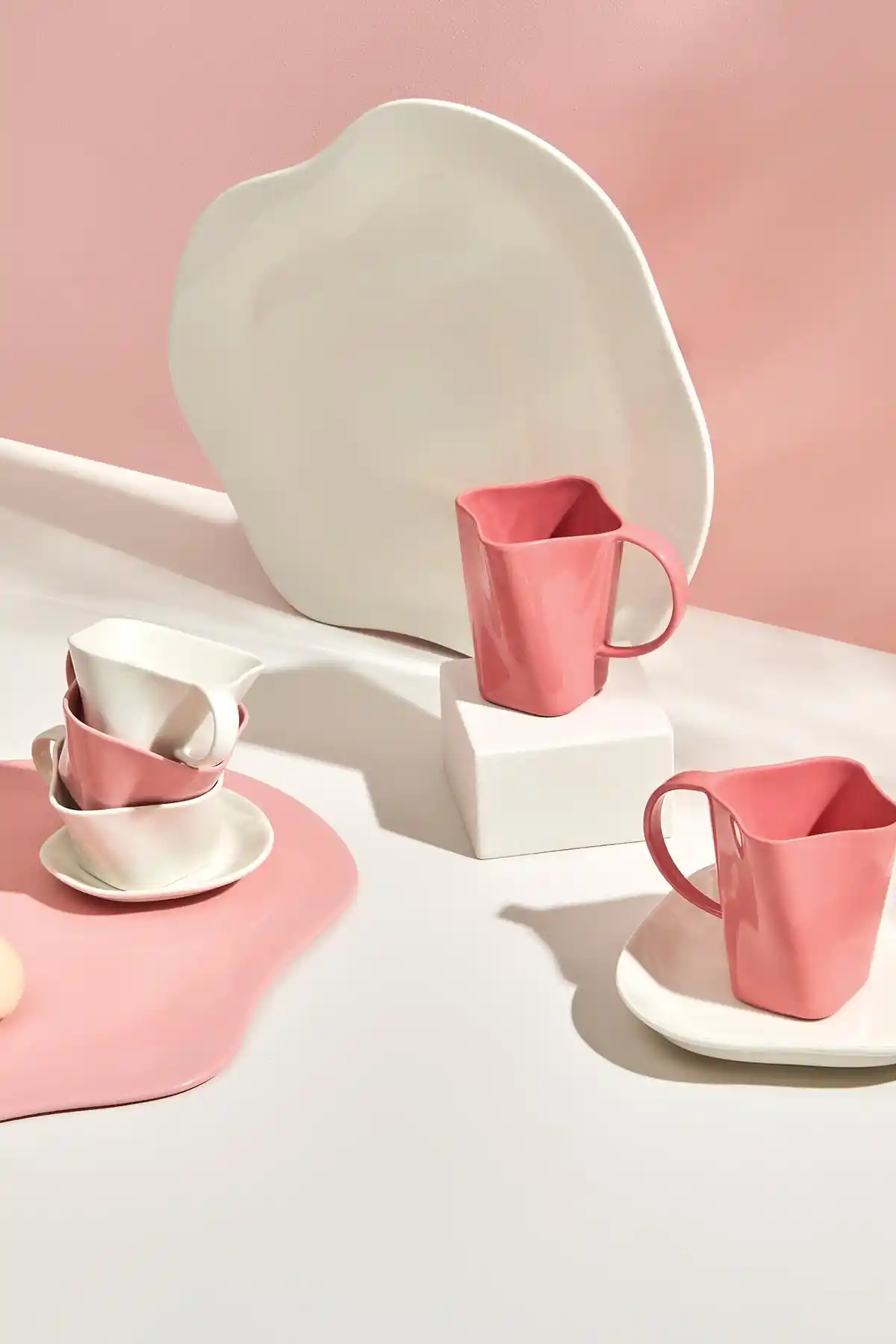 Pembe Porselen Çay Setleriyle Dekorasyonda Zarafetin En Güzel Yansıması