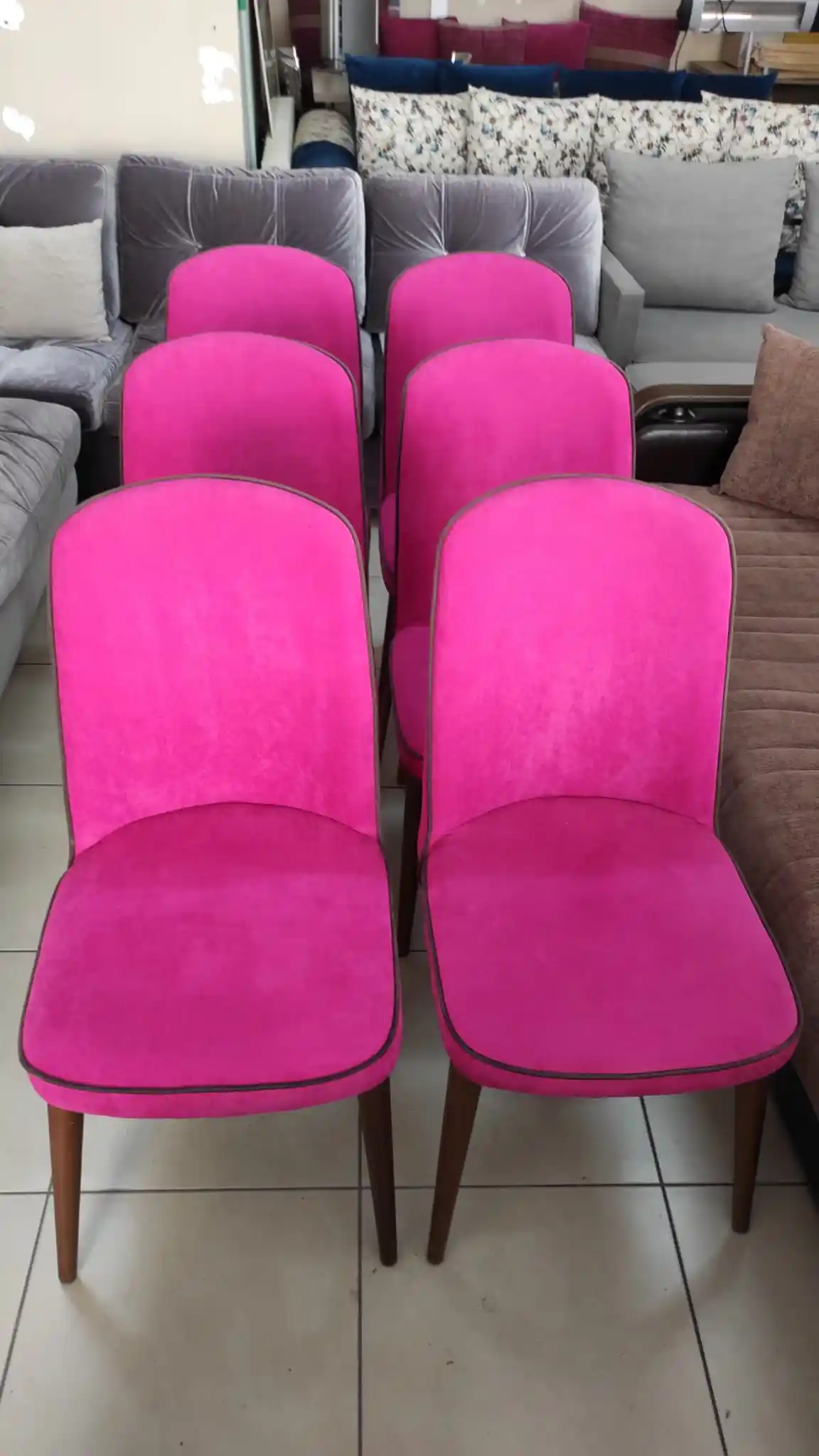 Pembe Sandalye ile Dekorasyonunuzu Canlandırmanın Yolları ve Trendleri