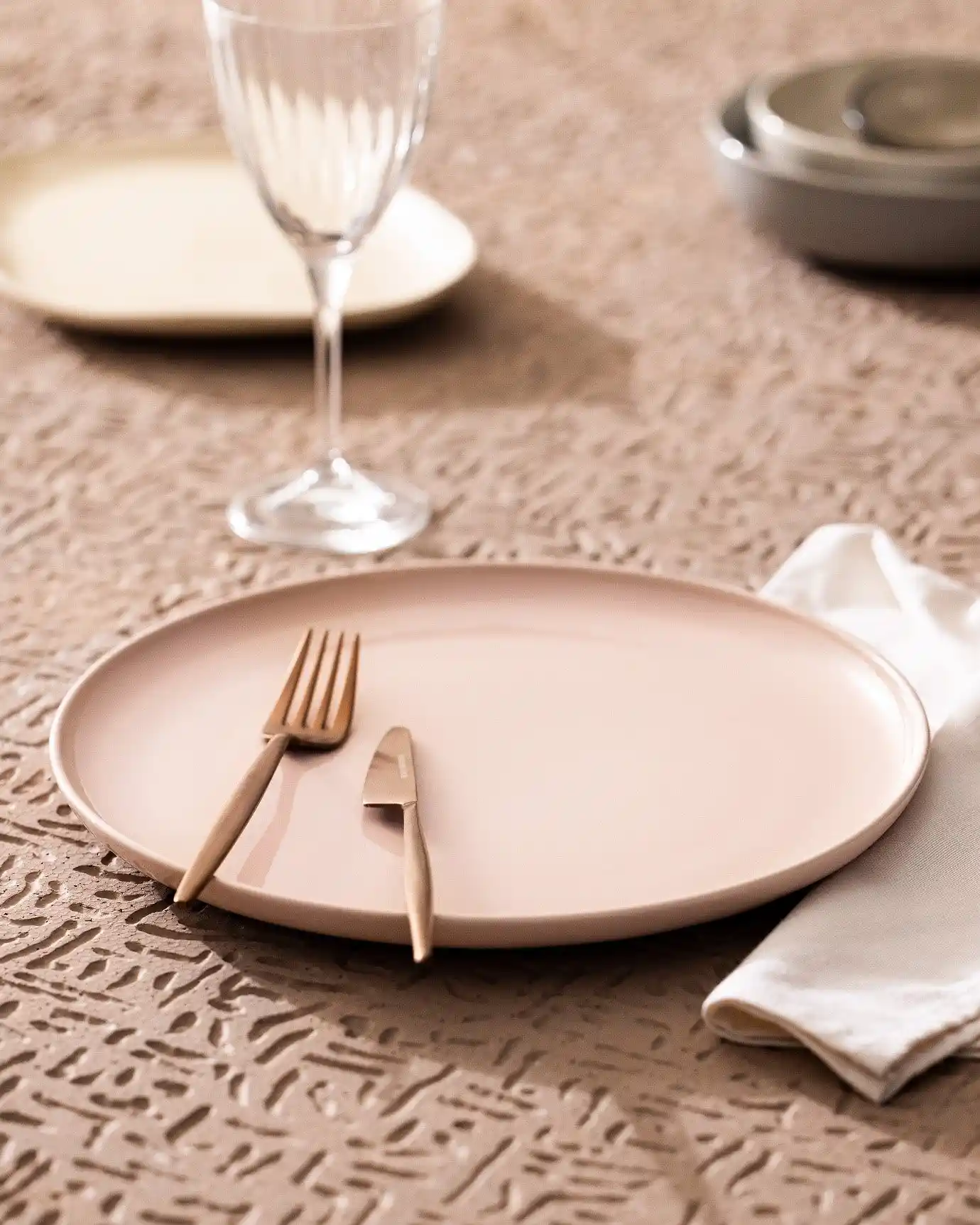 Pembe Servis Tabaklarıyla Sofralarınıza Zarif ve Modern Dokunuşlar Ekleyin