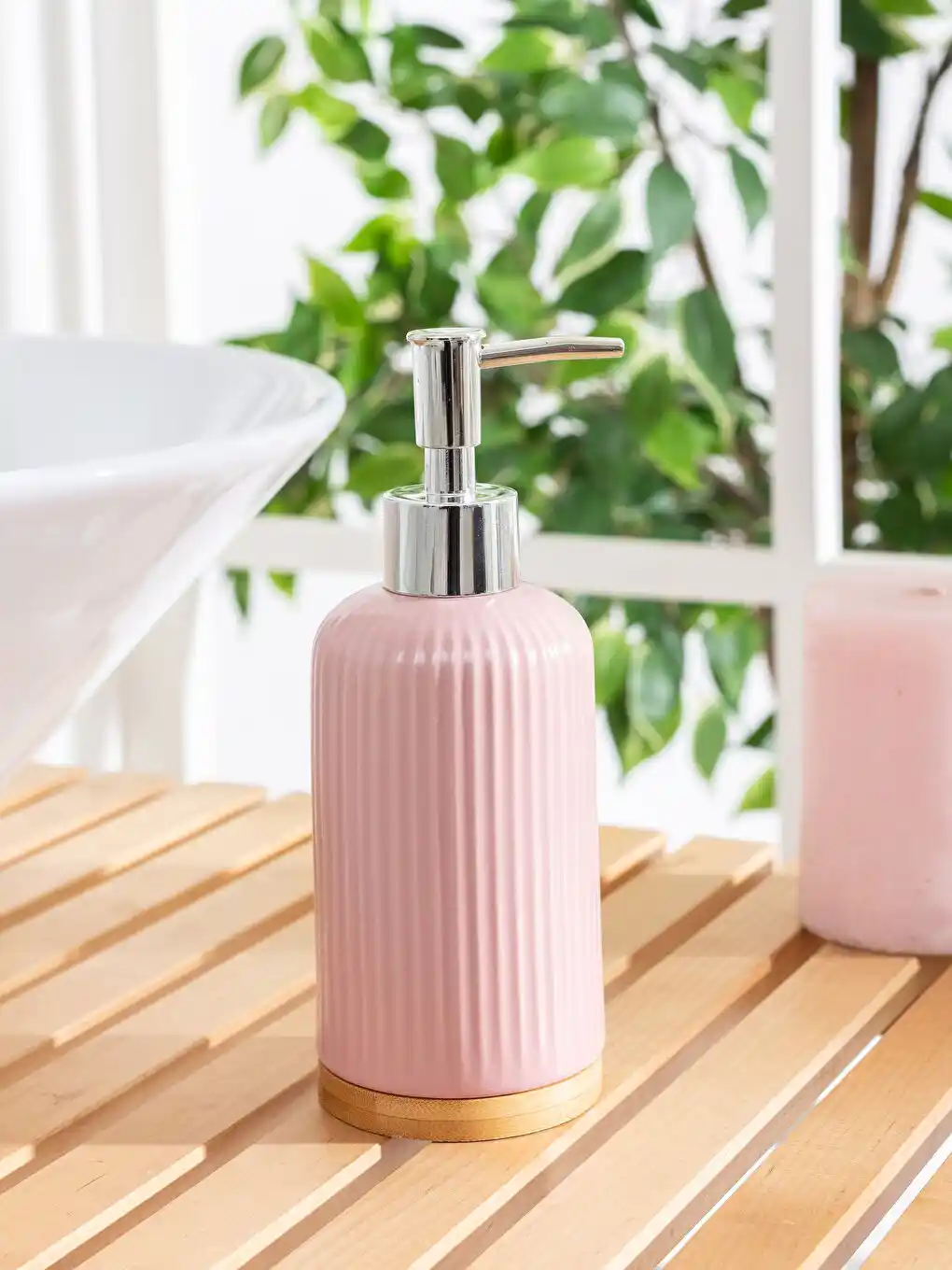 Pembe Sıvı Sabunluklar ile Dekorasyonda Zarafet ve İşlevselliğin Buluşması