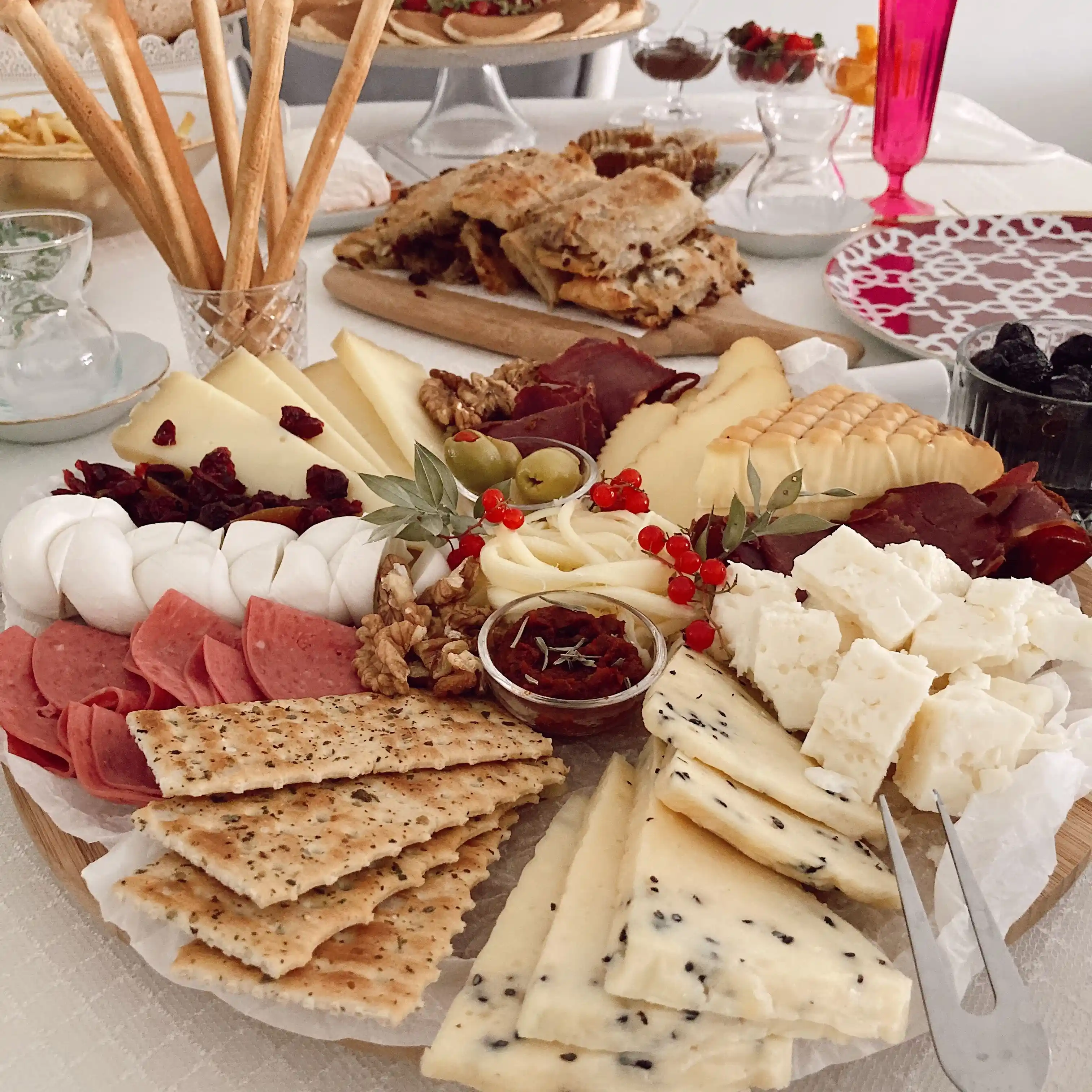 Peynir Sunum Tabağı Dekorasyonu ve Şık Sofra Düzenleme Yöntemleri