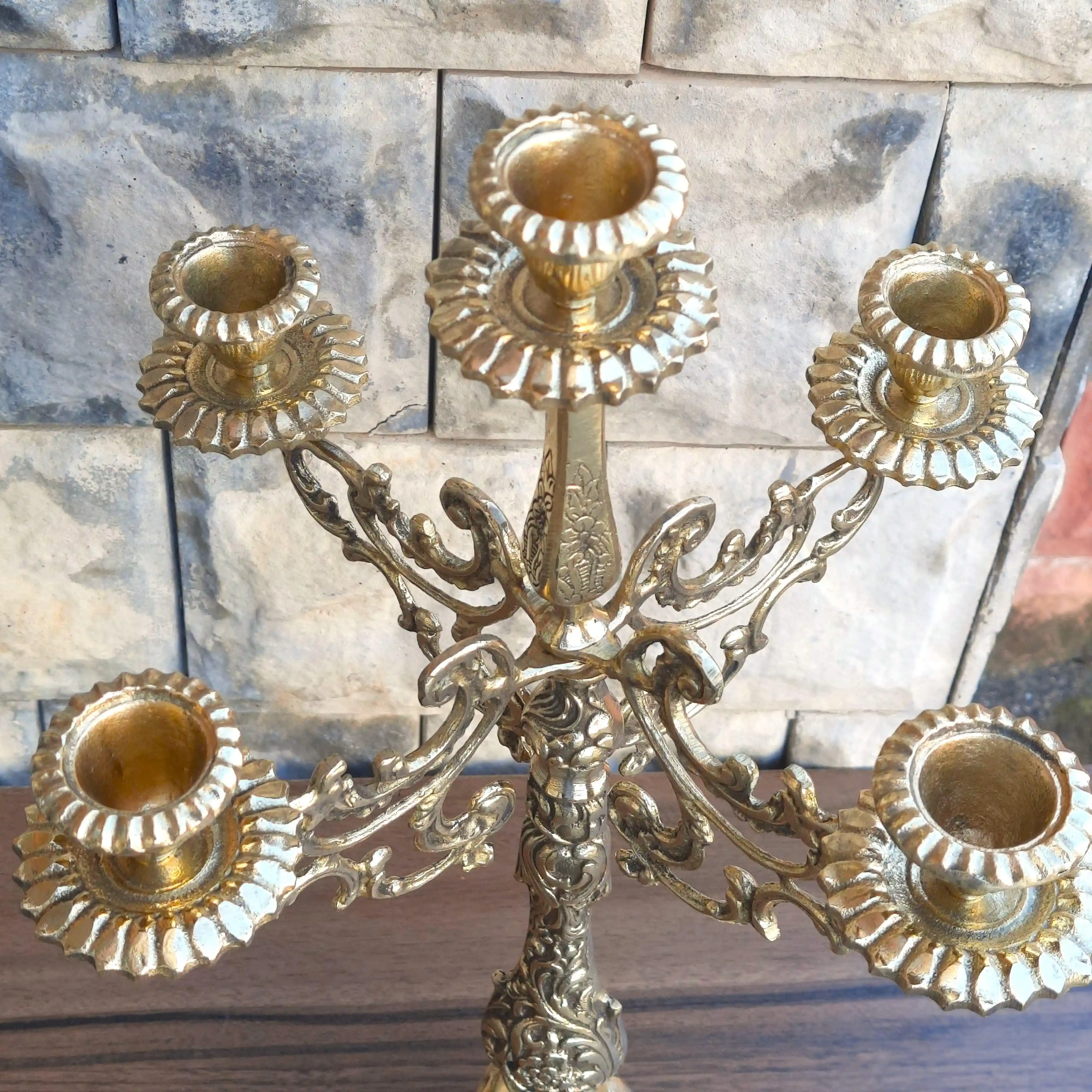 Pirinç Şamdan Mumluklar Dekorasyonda Zarafetin ve İşlevselliğin Buluşması