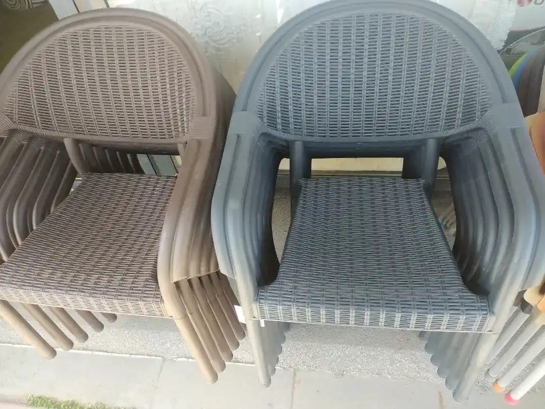 Plastik Hasır Sandalye Dekorasyonunda Modernlik ve İşlevsellik Analizi