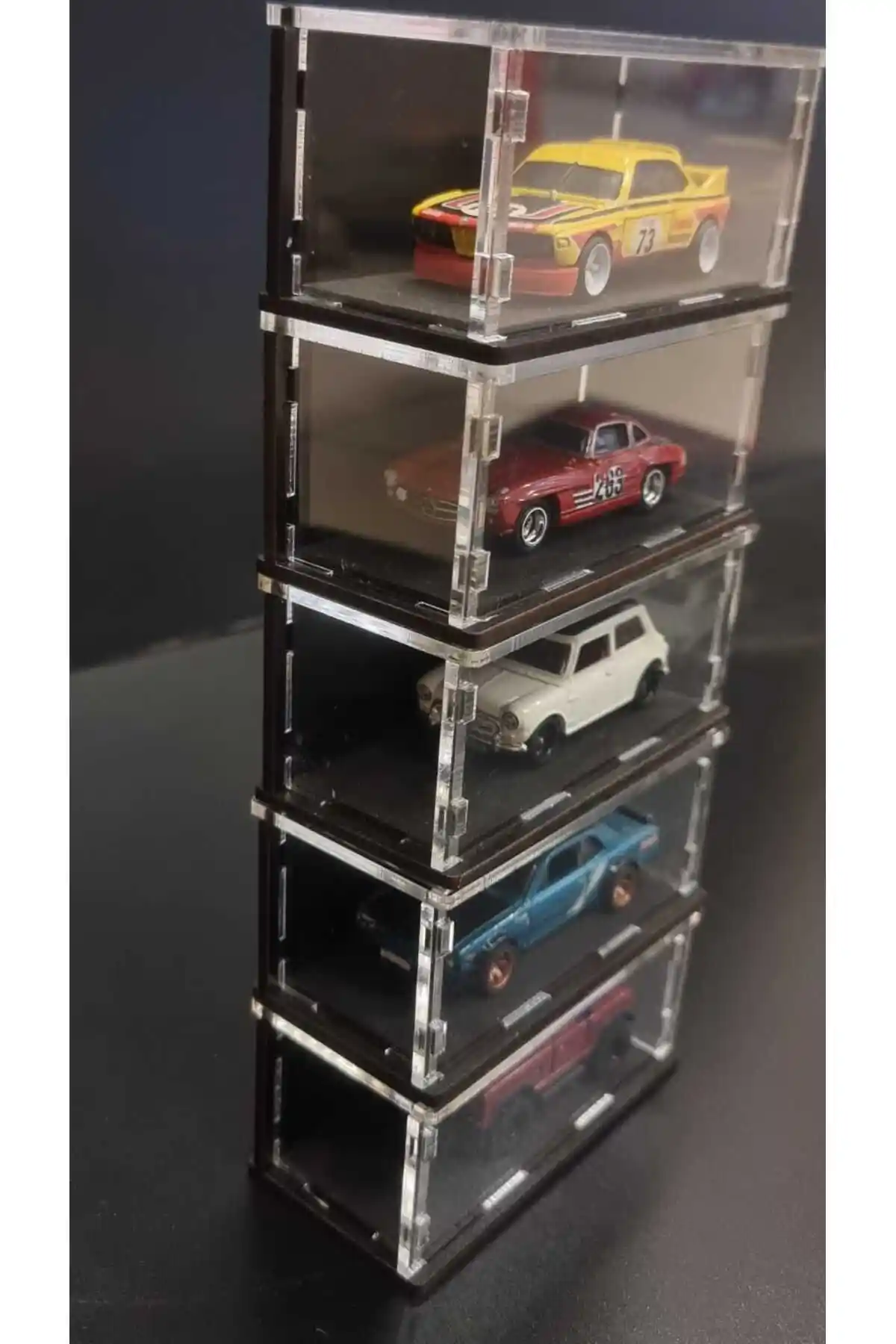 Pleksi Araba Rafları: Modern ve Dayanıklı Dekorasyon Çözümleri