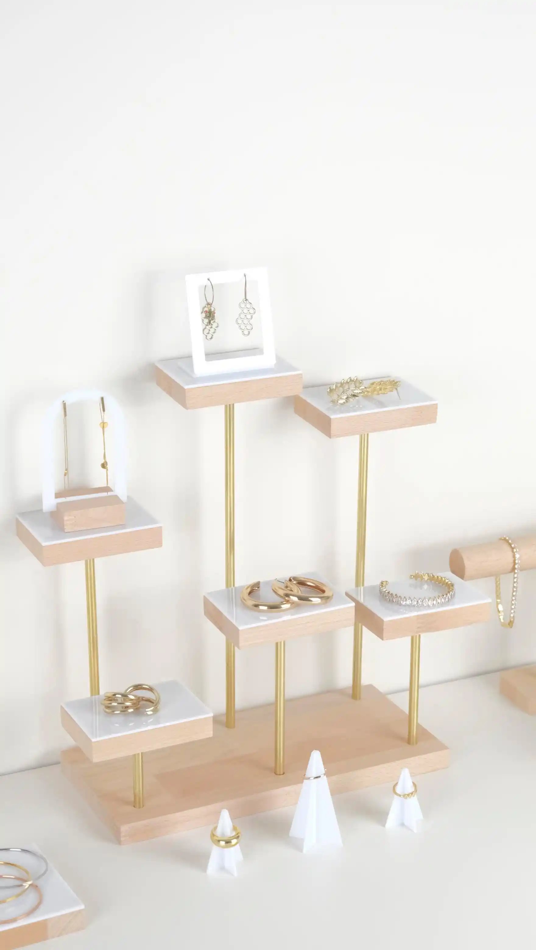 Pleksi Ayaklı Standlar: Modern Dekorasyon ve Fonksiyonellik İçin Uygun Seçenekler