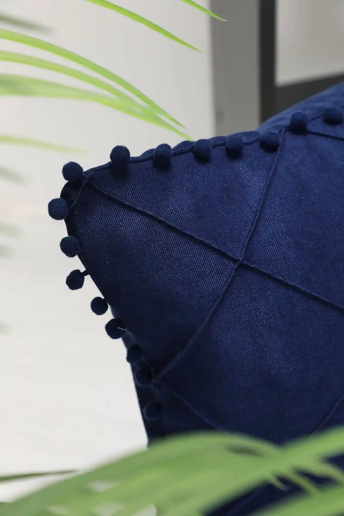 Ponponlu Kırlent Kılıfıyla Dekorasyonda Şıklık ve Konforu Bir Arada Sağlama Yöntemleri