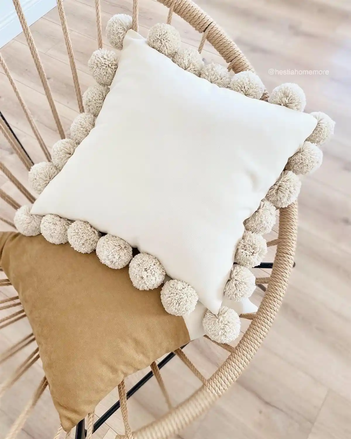 Ponponlu Kırlentlerle Dekorasyonda Şıklık ve Eğlenceyi Bir Arada Yakala