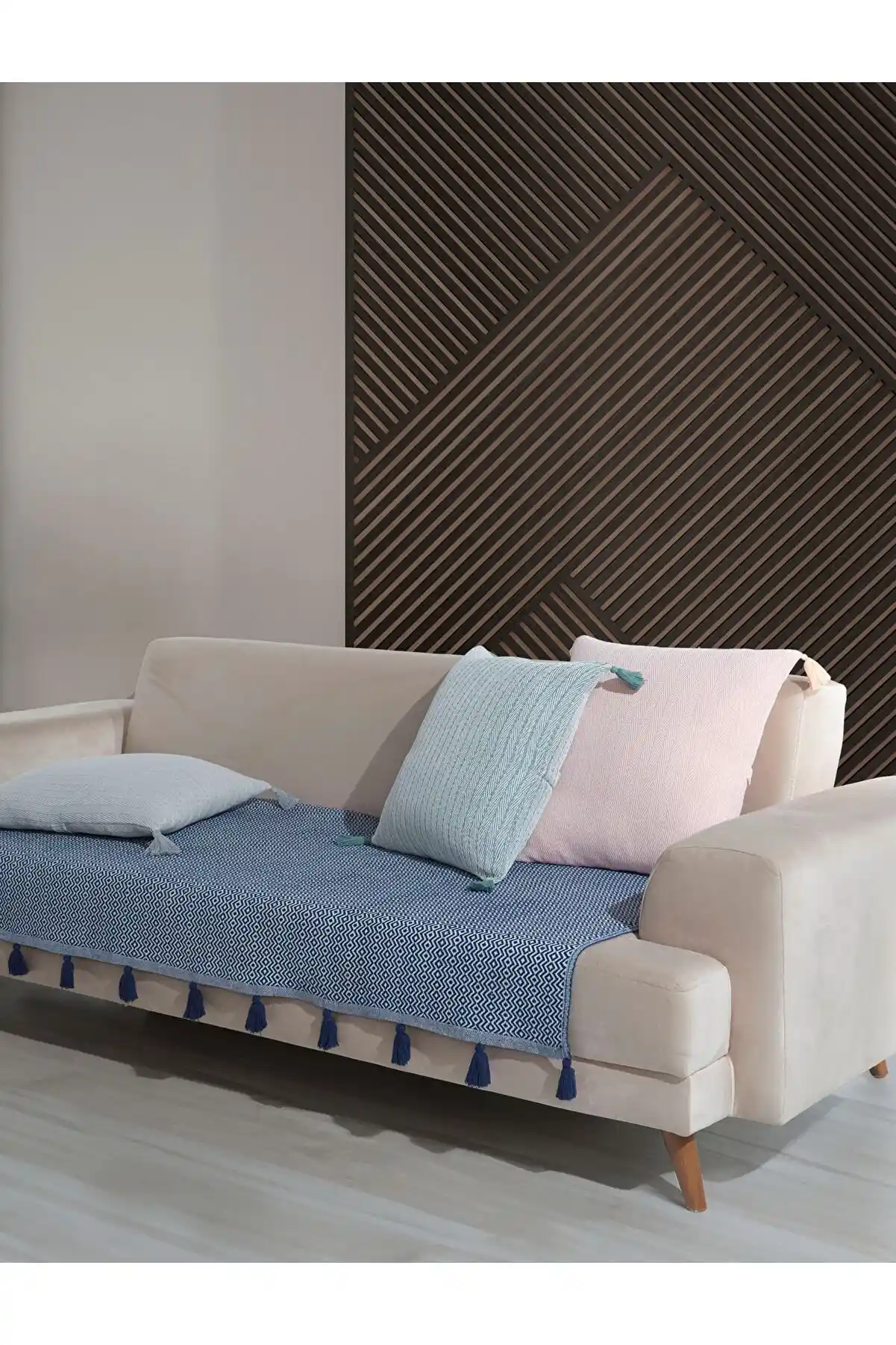 Ponponlu Koltuk Örtüsü ile Evinize Şıklık ve Rahatlık Katmanın Yolları