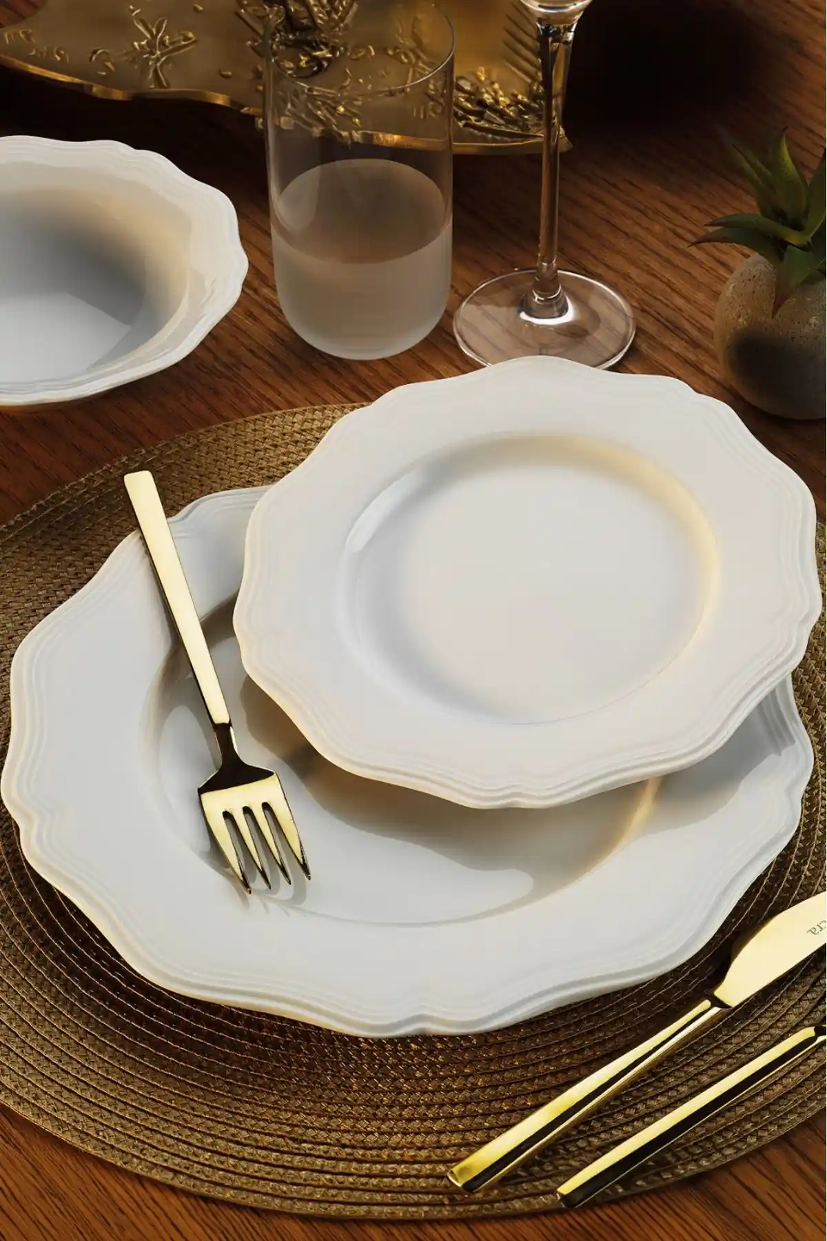 Porland 24 Parça Yemek Takımı ile Ev Dekorasyonunuza Şıklık Katın ve Pratikliği Artırın