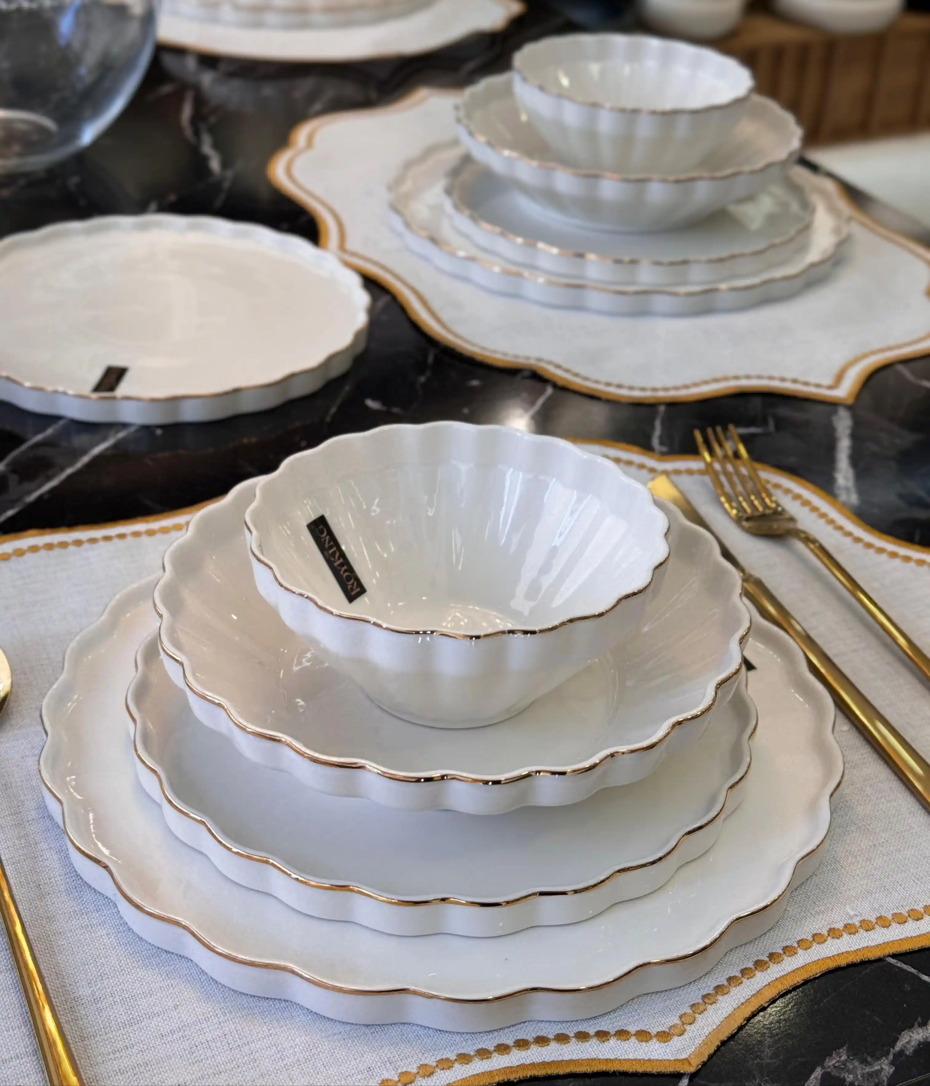 Porselen 24 Parça Yemek Takımı ile Şık ve Dayanıklı Sofralar Yaratın