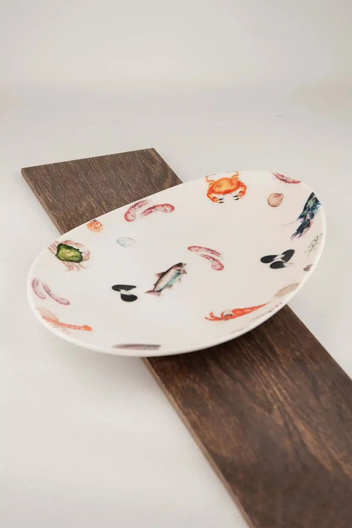 Porselen Balık Servis Tabağı ile Dekorasyonun Zarif ve Fonksiyonel Dokunuşları