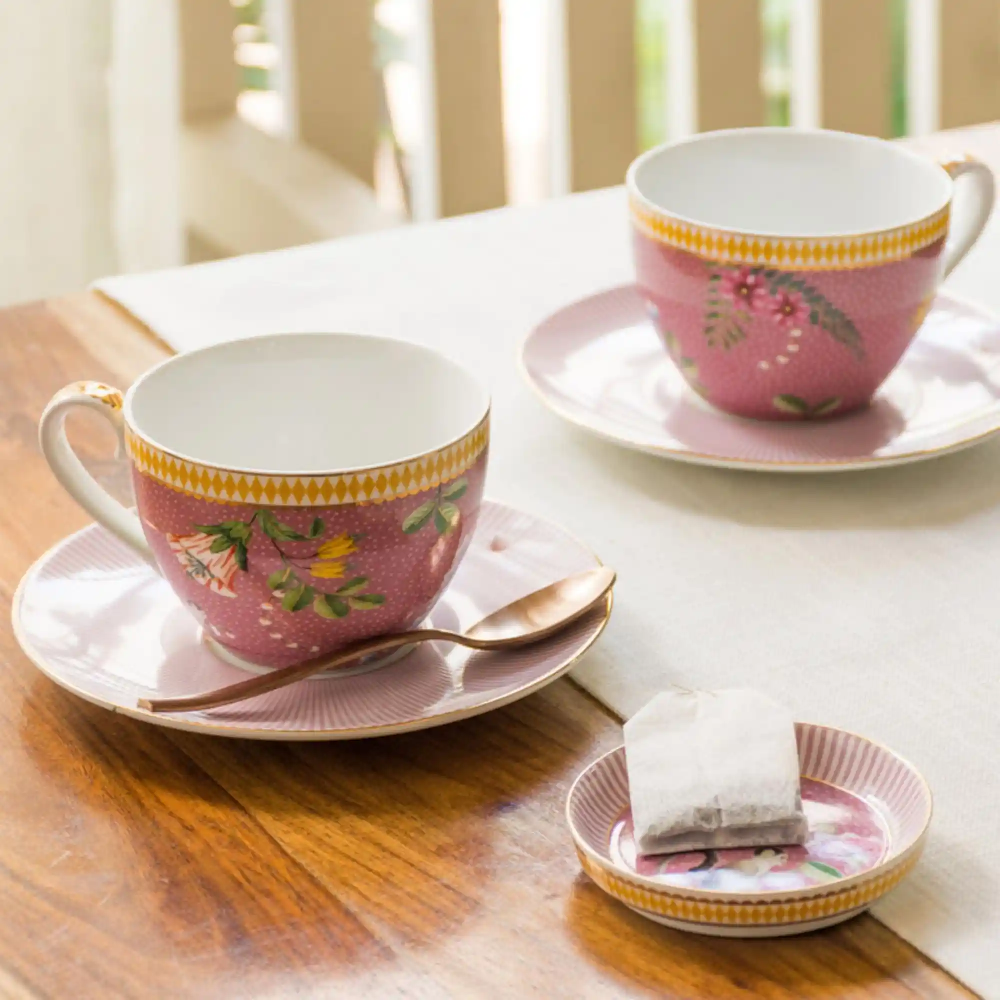 Porselen Çay Fincan Setleri ve Dekorasyonda Zarafetin Anahtarı