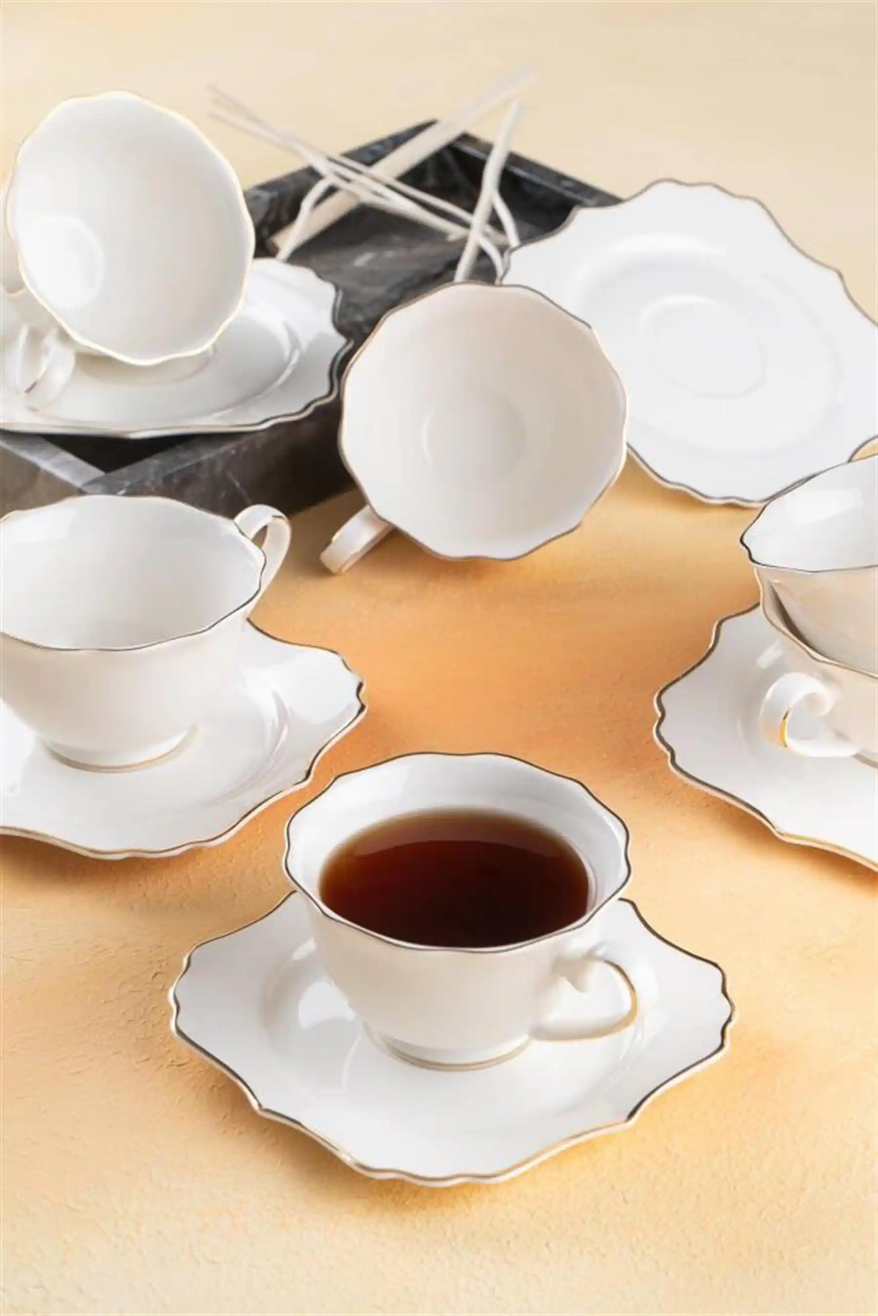 Porselen Çay Takımları: Ev Dekorasyonunda Zarafet ve Şıklık İçin Modern ve Klasik Seçenekler