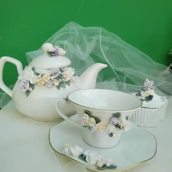 Porselen Demlik ve Fincan Setleri: Dekorasyonda Zarafet ve Fonksiyonellik