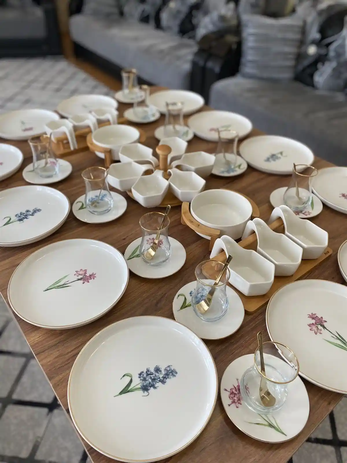 Porselen Kahvaltı Takımı 12 Kişilik: Şık ve Fonksiyonel Sofra Setleri