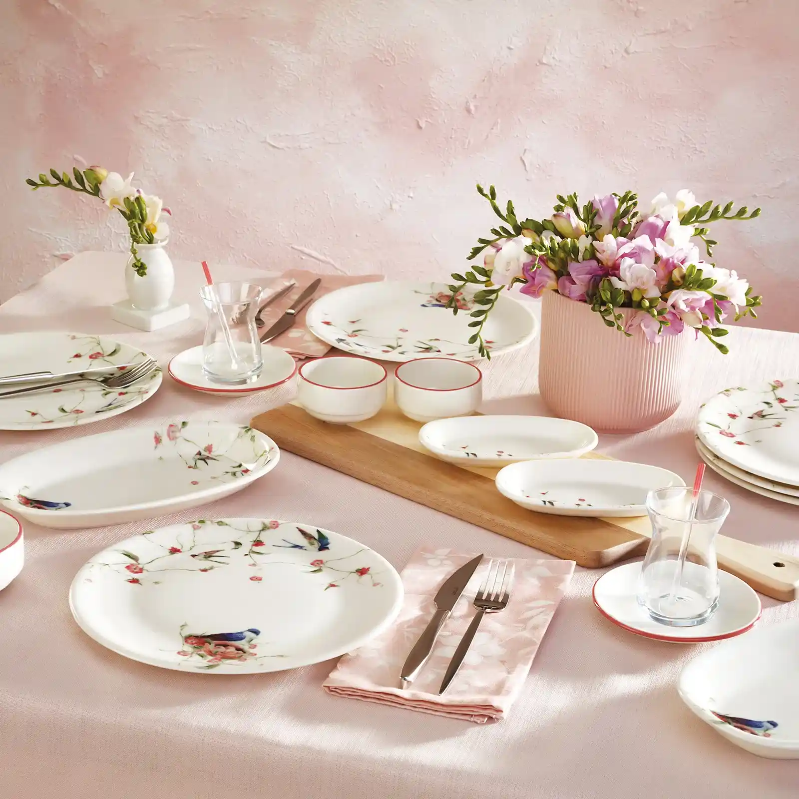 Porselen Kahvaltı Takımlarıyla Sofralarınızı Şık ve Zarif Hale Getirin