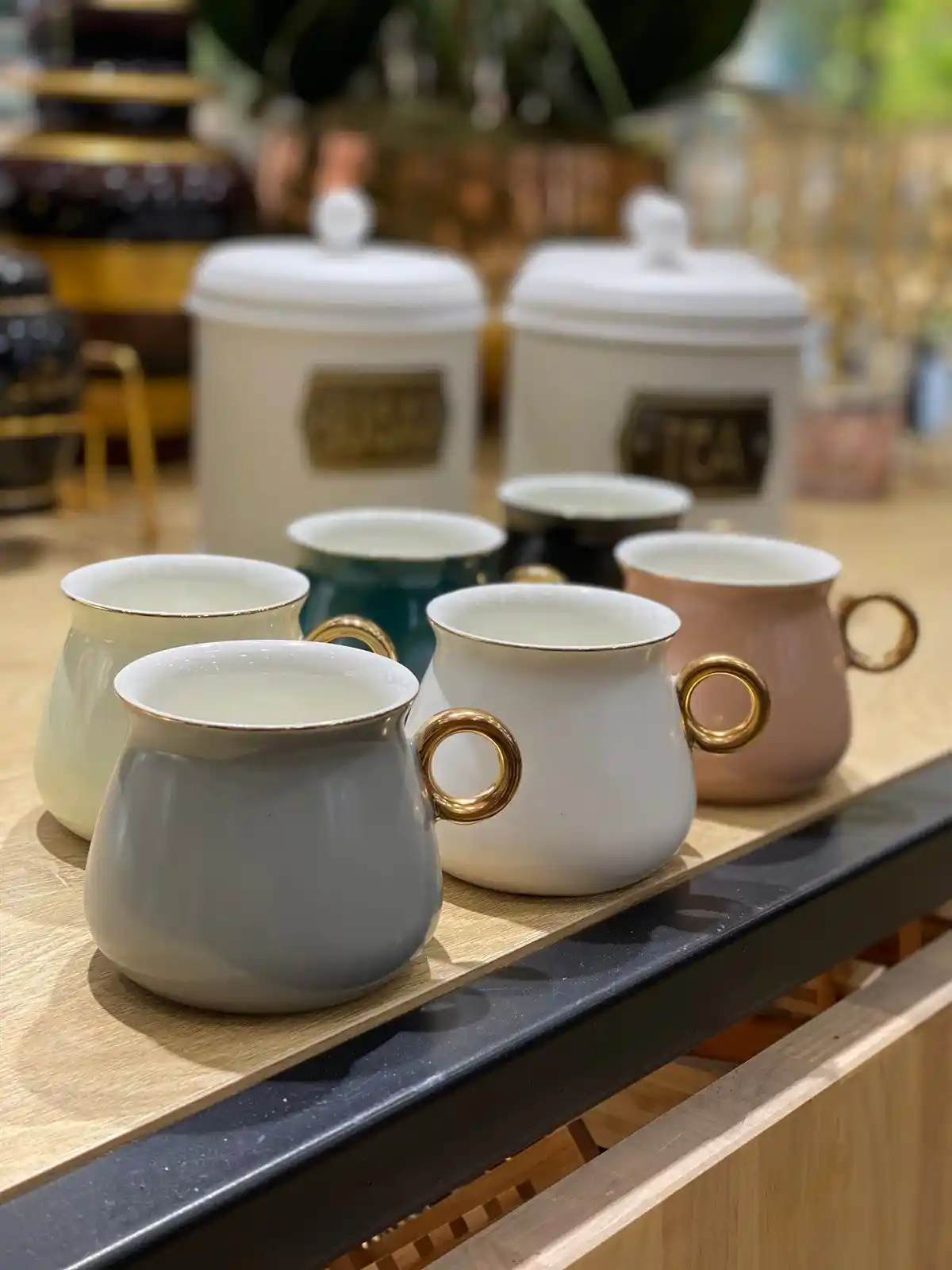 Porselen Kupa Setleri ile Dekorasyonda Zarafet ve Fonksiyonellik Bir Arada