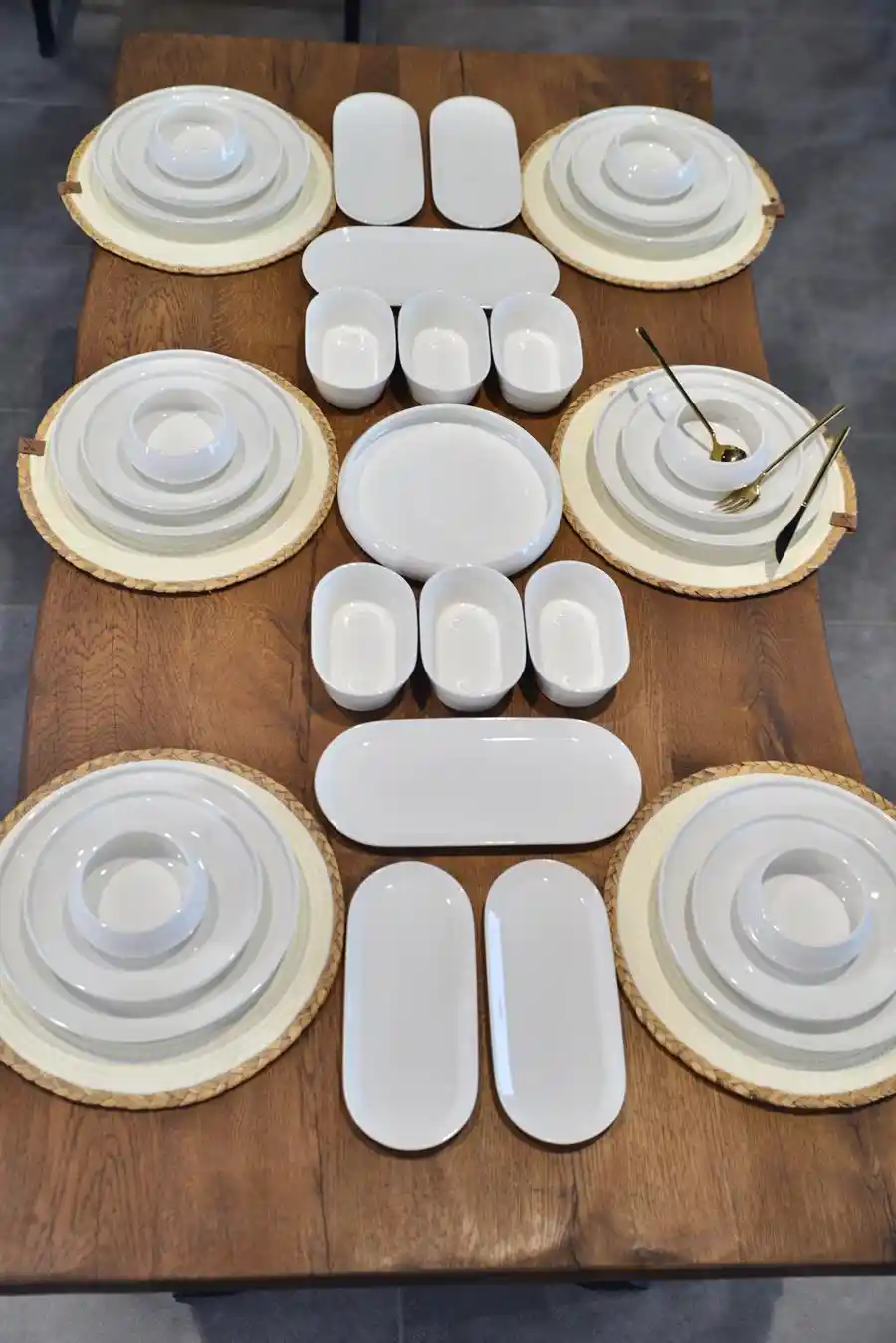 Porselen Setleri: Dekorasyonda Zarafet ve İşlevselliğin Birleşimi