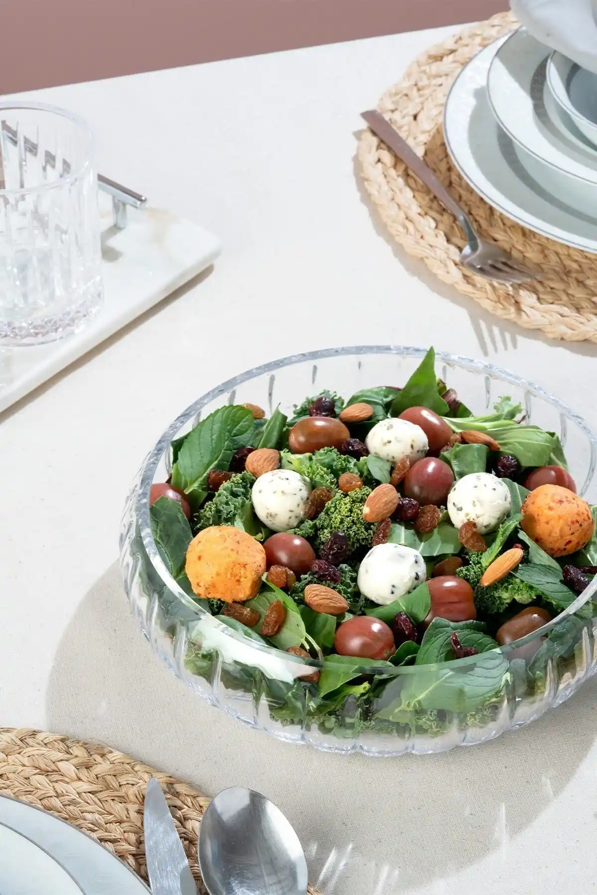 Porsiyonluk Salata Kasesi Dekorasyonunda Şıklık ve Fonksiyonelliğin Birleşimi