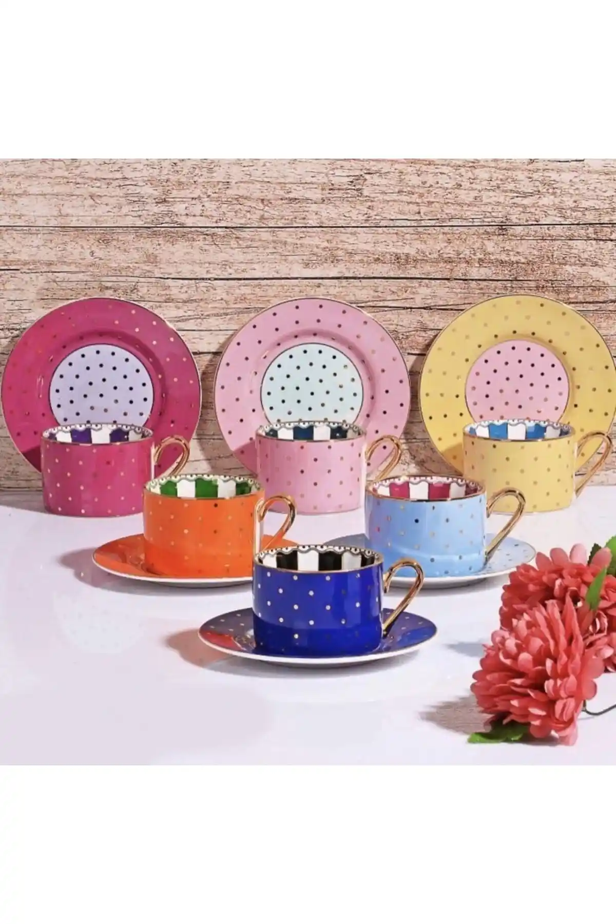 Puantiyeli Kahve Fincanları: Dekorasyonda Zarif ve Şık Bir Dokunuş