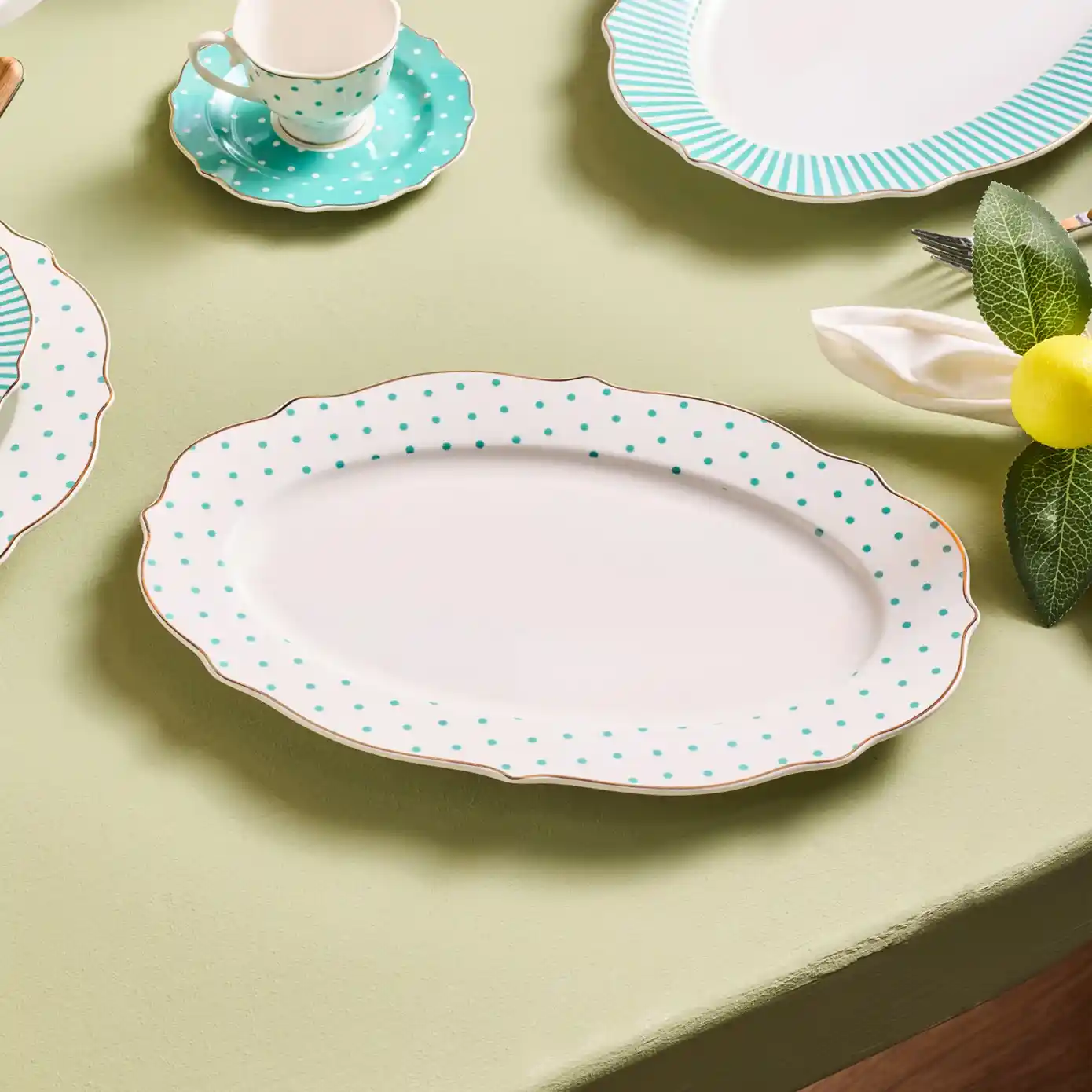 Puantiyeli Tabaklar ile Dekorasyonda Şıklık ve Yaratıcılık Sağlama Rehberi