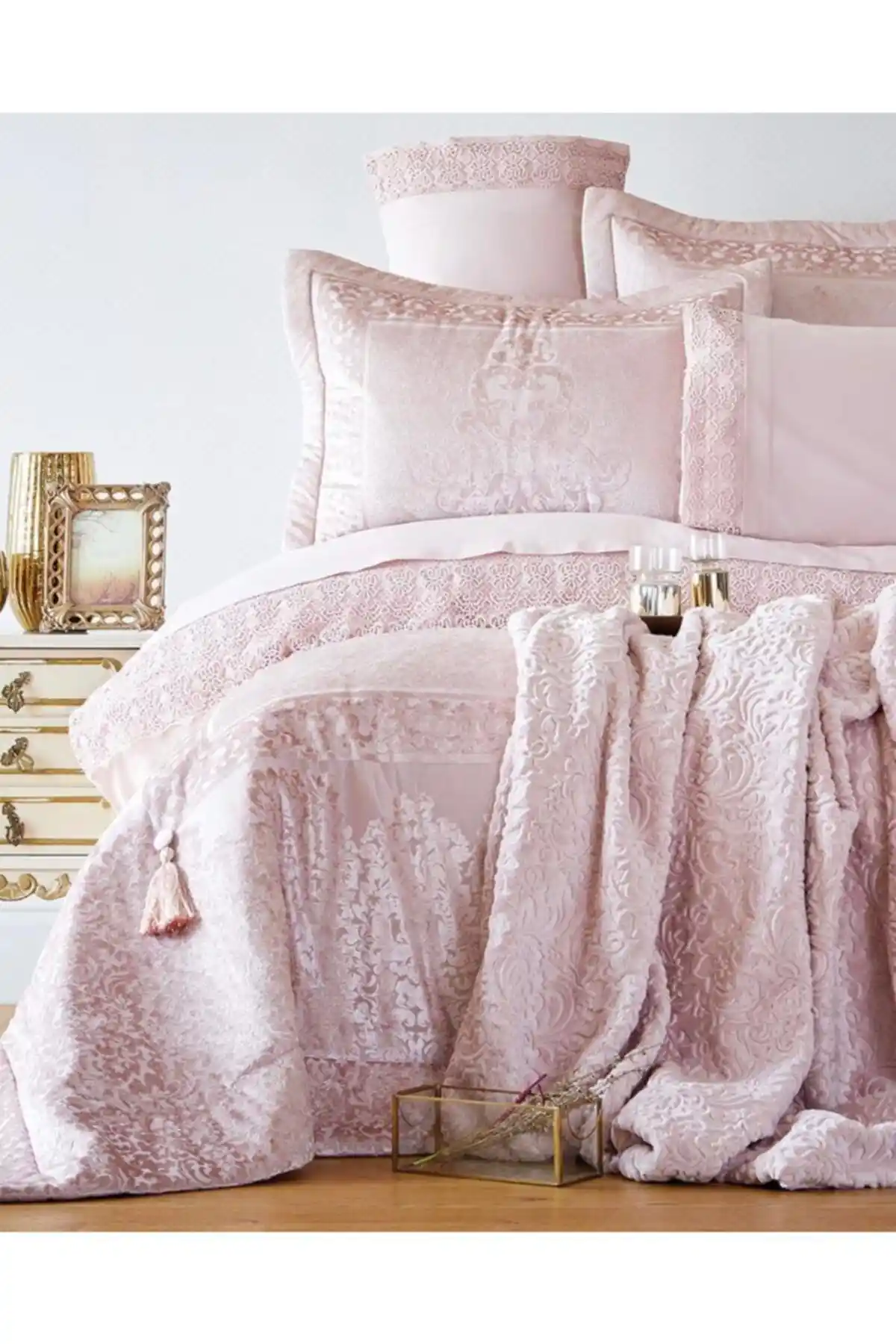 Pudra Pembesi Yatak Örtüsü ile Modern ve Zarif Yatak Odası Dekorasyonu İpuçları