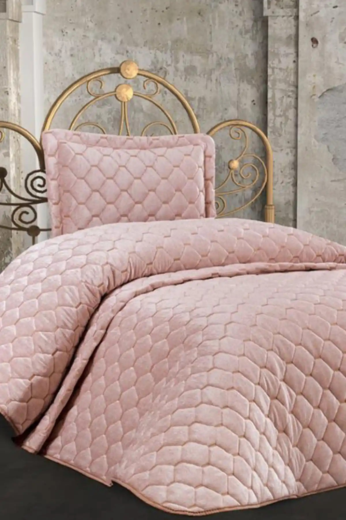 Pudra Rengi Yatak Örtüsü ile Modern ve Şık Yatak Odası Dekorasyonu Rehberi