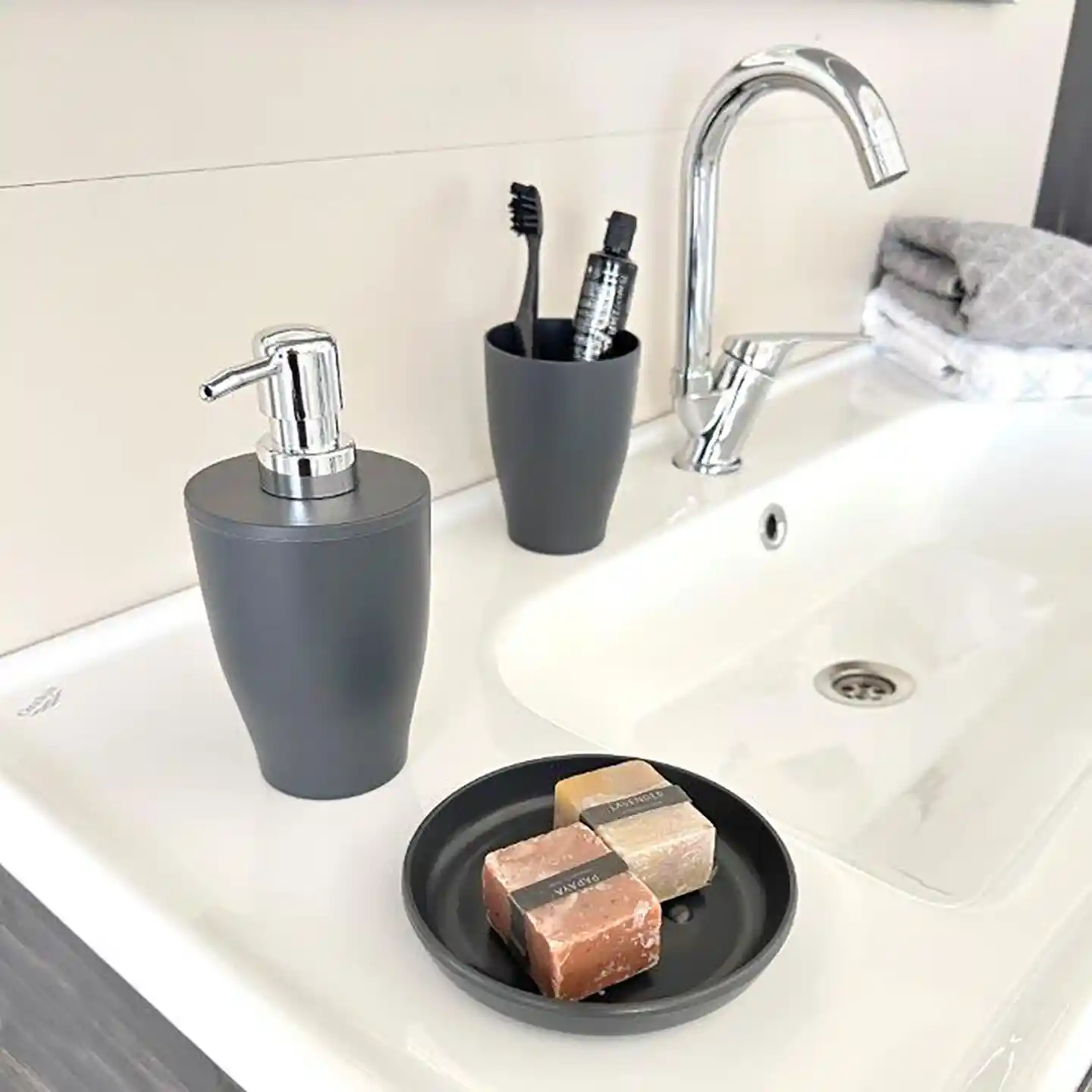 Pure Banyo Dekorasyonu: Modern ve Minimalist Tasarımlarla Şıklık ve Fonksiyonellik