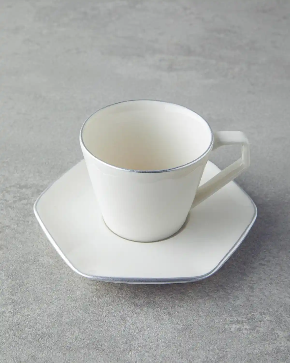 Pure Bone Porselen Kahve Fincanı: Modern ve Zarif Dekorasyon Unsuru