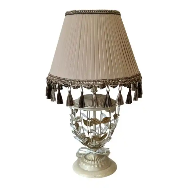 Püsküllü Abajurlar: Dekorasyonda Şıklık ve Zarafetin Modern Yansıması