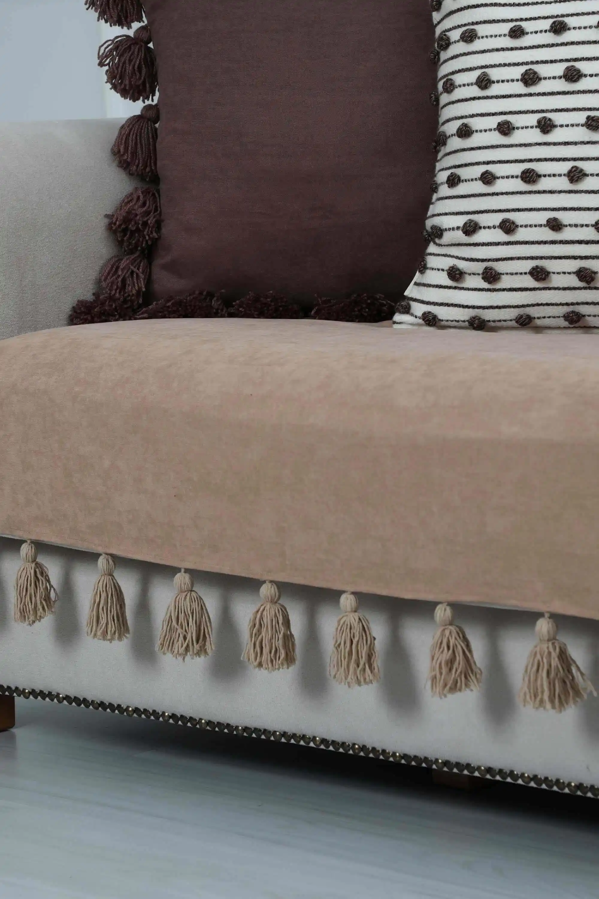 Püsküllü Koltuk Örtüsü ile Ev Dekorasyonunda Şıklık ve Fonksiyonellik Rehberi