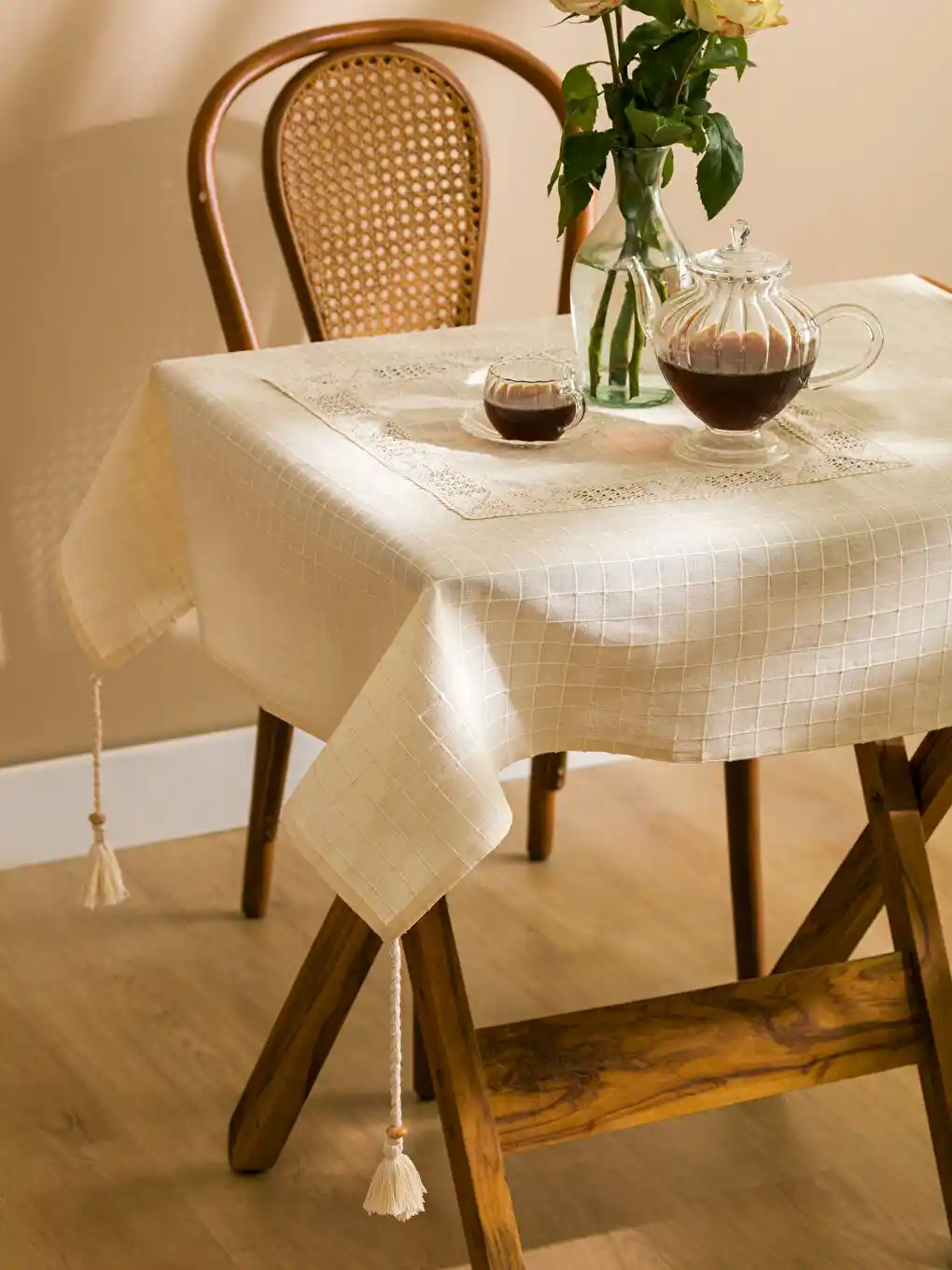 Püsküllü Masa Örtüsü Dekorasyonda Zarafet ve Çok Yönlü Kullanım İmkanı Sunar