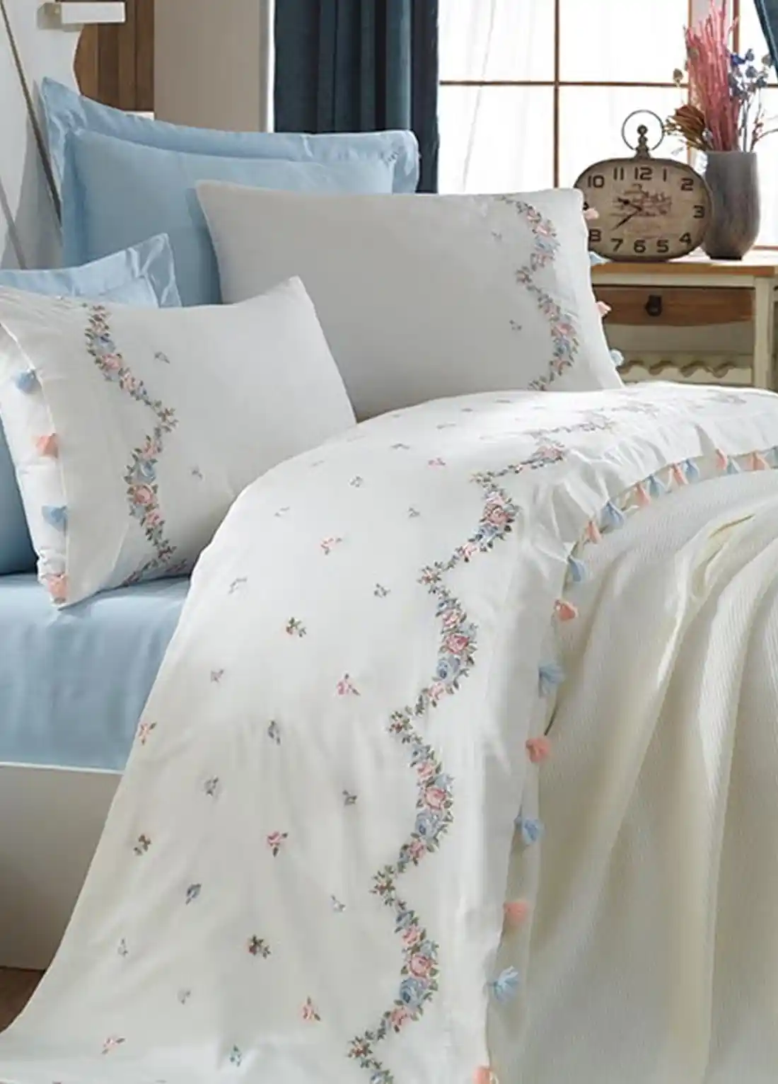 Püsküllü Pike ile Yatak Odası Dekorasyonunda Şıklık ve Konfor Yaratma Rehberi