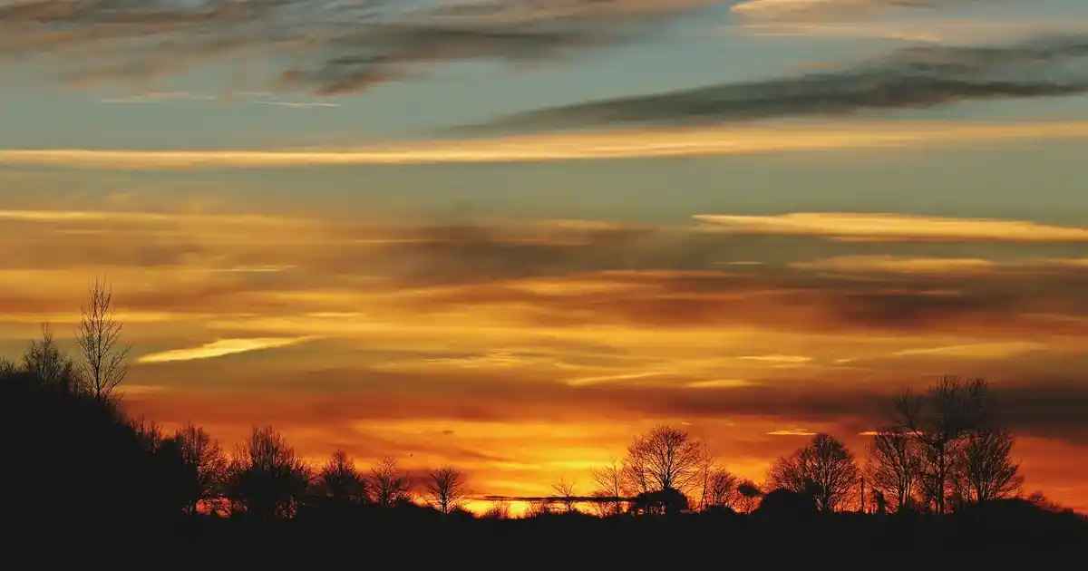 Rabi İzeli Country Şifonyer: Modern Dekorasyonda Estetik ve Fonksiyonellik Birlikte