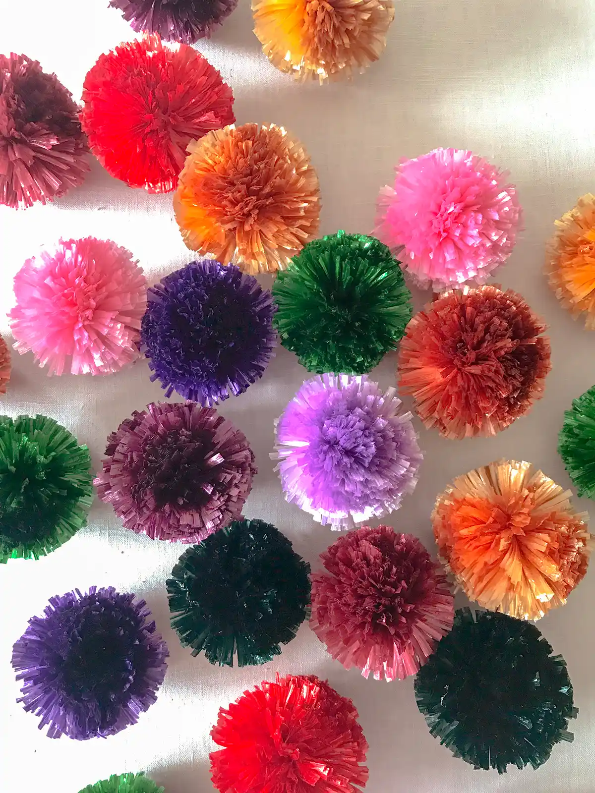 Rafya Ponpon Dekorasyonlarıyla Mekânlarınıza Doğal ve Canlı Bir Atmosfer Katın