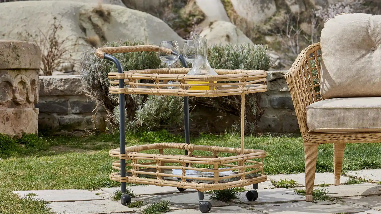 Rattan Servis Arabası: Doğal ve Şık Dekorasyon Unsuru, Fonksiyonellik ve Estetik Birlikte