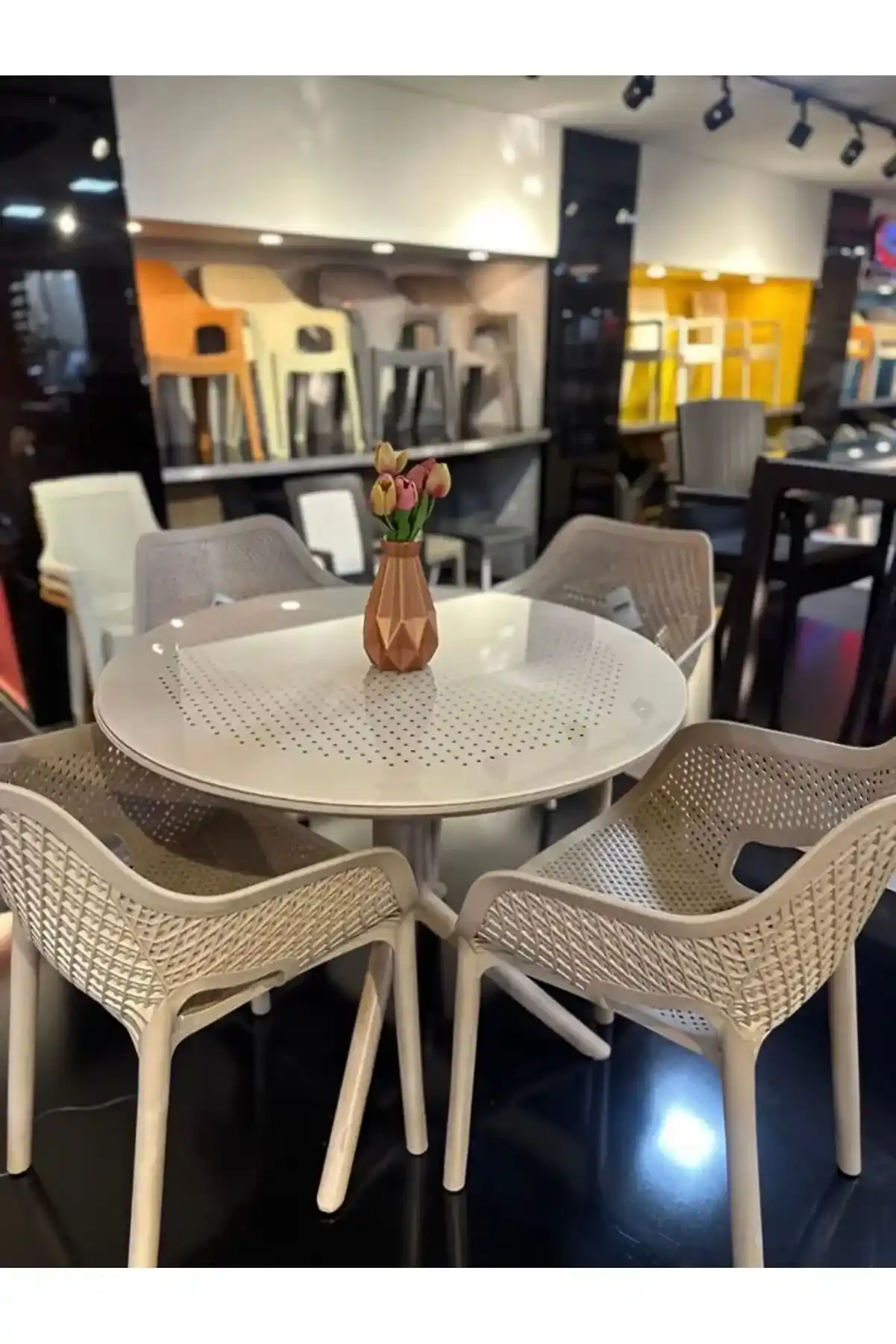 Rattan Yuvarlak Masalar ile Doğal ve Şık Dekorasyon Seçenekleri