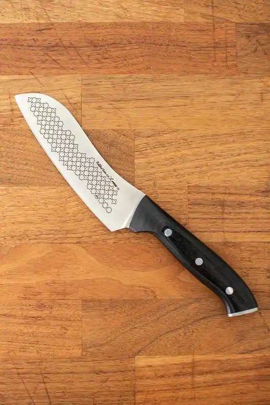 Refika’dan Şef Bıçağı: Estetik ve Dayanıklı Tasarımıyla Mutfak Dekorasyonunu Zenginleştirir