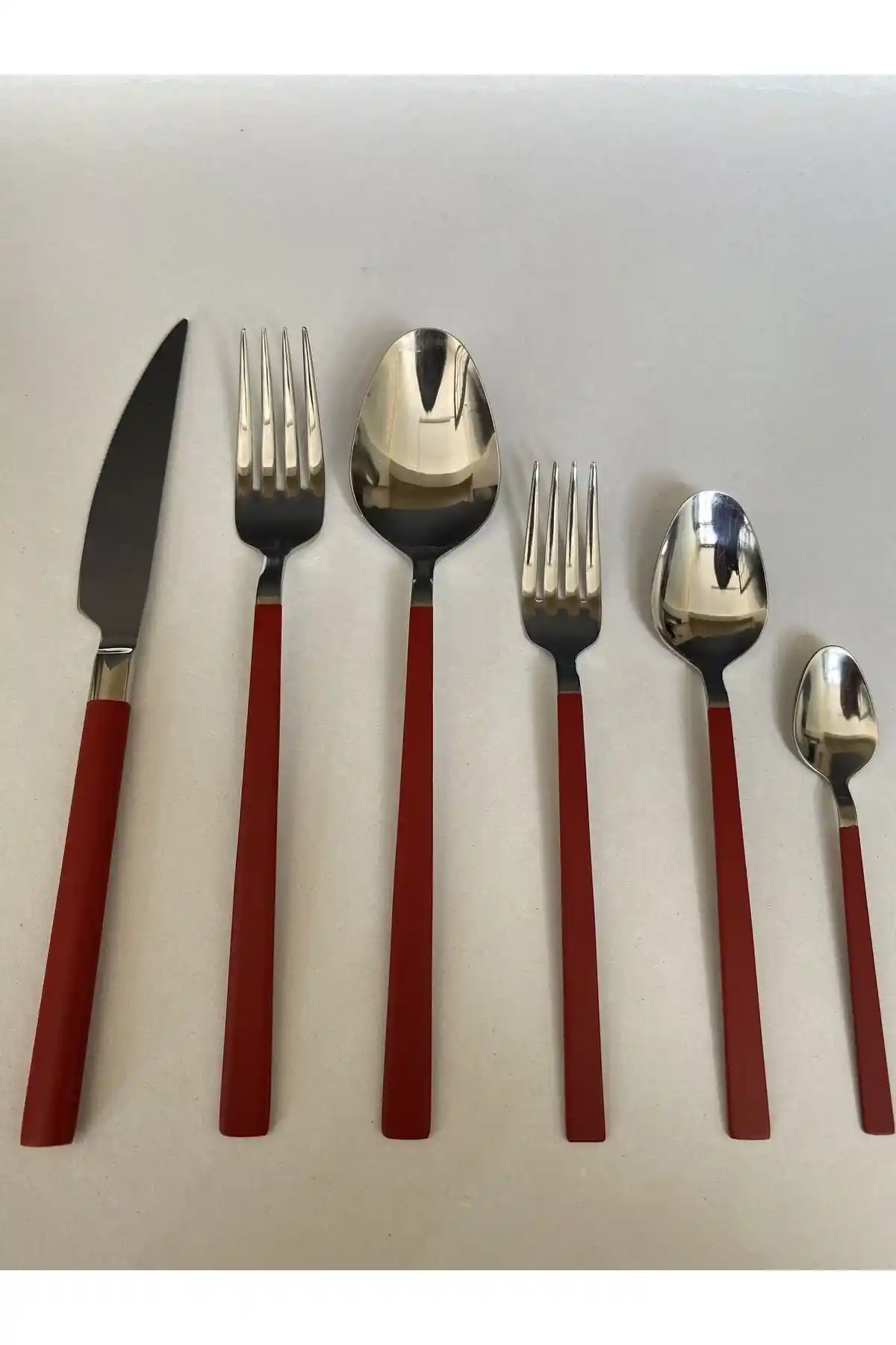 Renkli Kaşık ve Çatal Takımlarıyla Sofralarınıza Modern ve Şık Dokunuşlar