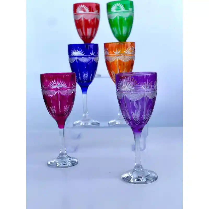 Renkli Kristal Kadehlerle Sofralarınıza Şıklık Katmanın Yolları ve Dekorasyon İpuçları