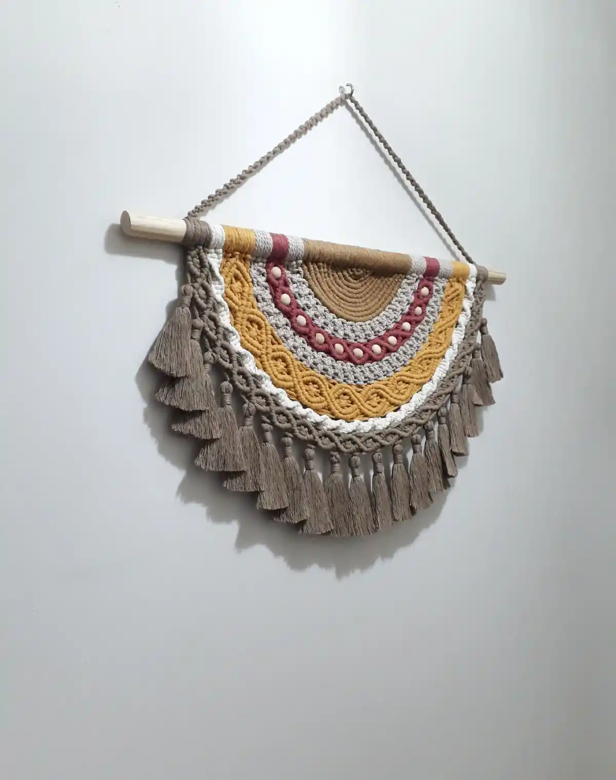 Renkli Makrome Duvar Süsü ile Evinize Modern ve Canlı Bir Dokunuş Katın