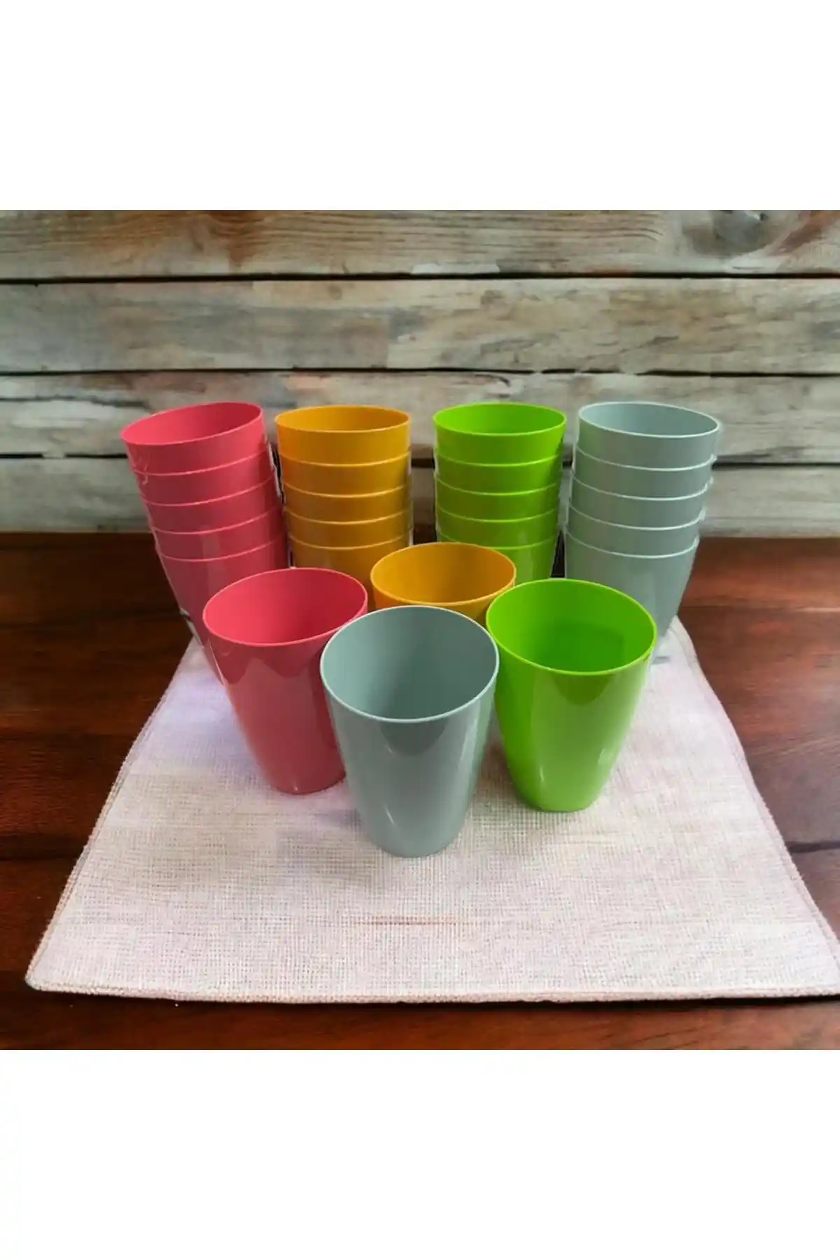 Renkli Plastik Bardaklar ile Dekorasyon ve Pratiklikte Yenilikçi Çözümler