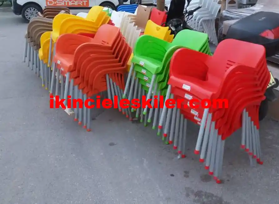 Renkli Plastik Sandalyeler ile Dekorasyonunuza Canlılık Katın ve Modern Mekanlar Yaratın