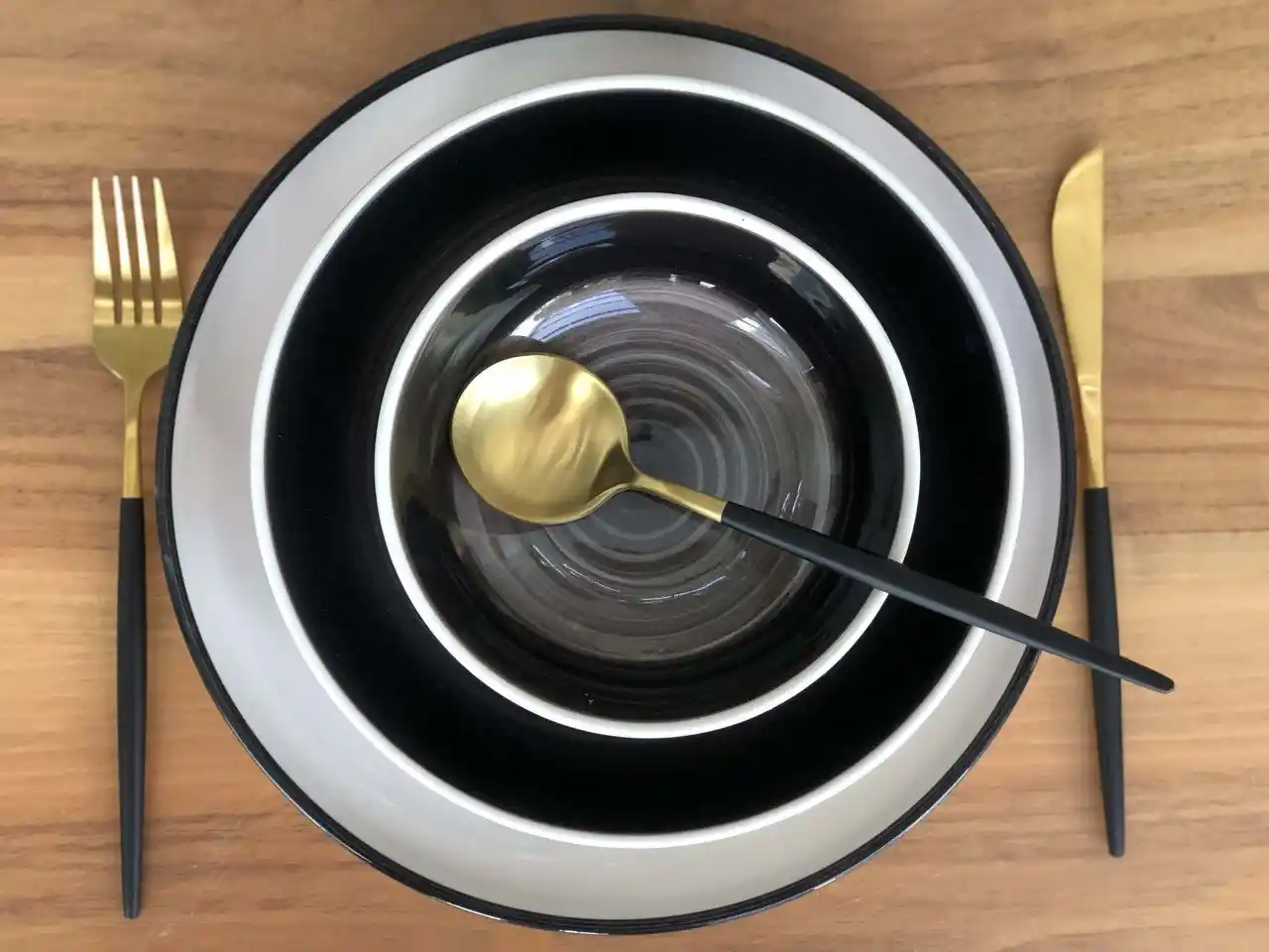 Renkli Yemek Takımlarıyla Dekorasyonda Canlı ve Şık Atmosferler Yaratın